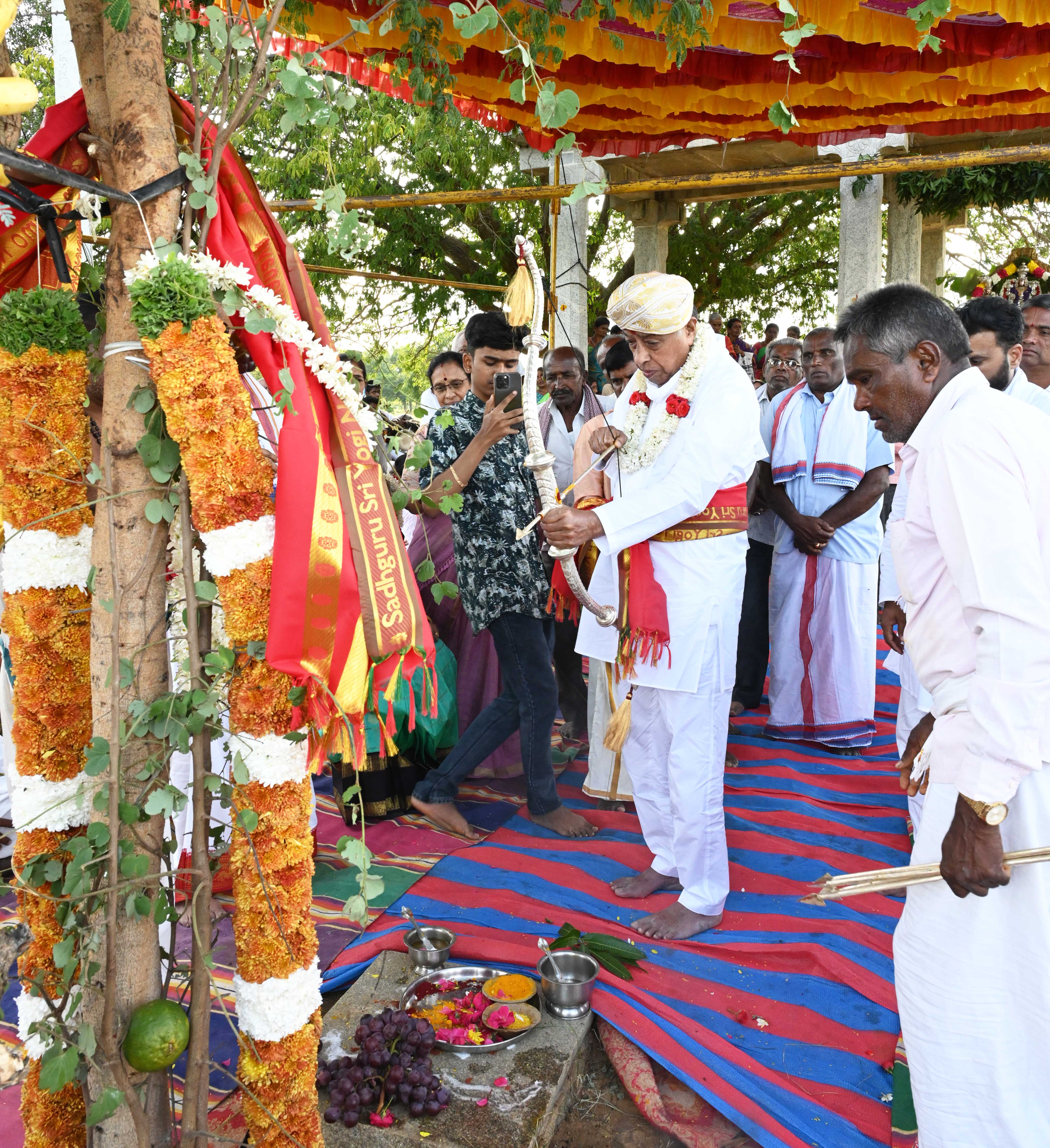 ವಿಜಯದಶಮಿಯಂದು ಶಾಸ್ತ್ರೋಕ್ತವಾಗಿ ಪೂಜೆ ಸಲ್ಲಿಸಲಾಯಿತು