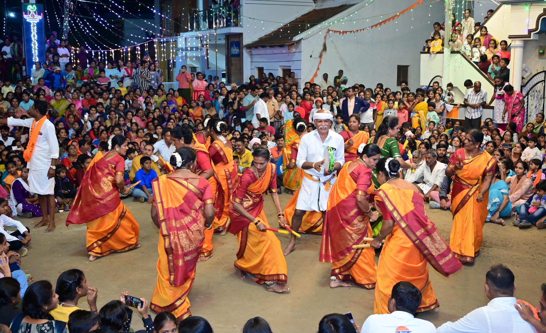ಹಿರೀಸಾವೆಯಲ್ಲಿ ಗುರುವಾರ ರಾತ್ರಿ ನಡೆದ ಚೌಡೇಶ್ವರಿ ದೇವಿ ದಸರಾದಲ್ಲಿ ನಿಂಗಪ್ಪನವರ ರಾಜಪುರದ ಮಹಿಳಾ ತಂಡದ ಕೋಲಾಟ ಆಕರ್ಷಿಸಿತು