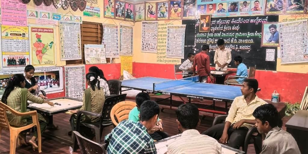 ಶಾಲೆಯ ಆವರಣದಲ್ಲಿ ರಾಜ್ಯ ರಾಷ್ಟ್ರ ಮಟ್ಟದ ಕ್ರೀಡೆ ವಿಜ್ಞಾನ ಸಾಹಿತ್ಯ ಬೌಗೋಳಿಕ ಮುಂತಾದ ಮಾಹಿತಿಯುಳ್ಳ ತೆರೆದ ವಾಚನಾಲಯ ವ್ಯವಸ್ಥೆ.
