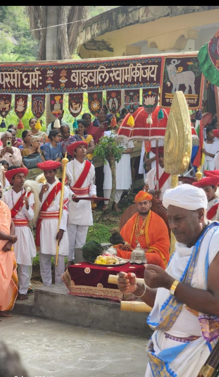 ಶ್ರವಣಬೆಳಗೊಳದ ಶಮೀವೃಕ್ಷಕ್ಕೆ ಪೂಜೆ ಸಲ್ಲಿಸಿದ ಸಂದರ್ಭದಲ್ಲಿ ಭಾಗವಹಿಸಿದ್ದ ಅಭಿನವ ಚಾರುಕೀರ್ತಿ ಶ್ರೀಗಳು