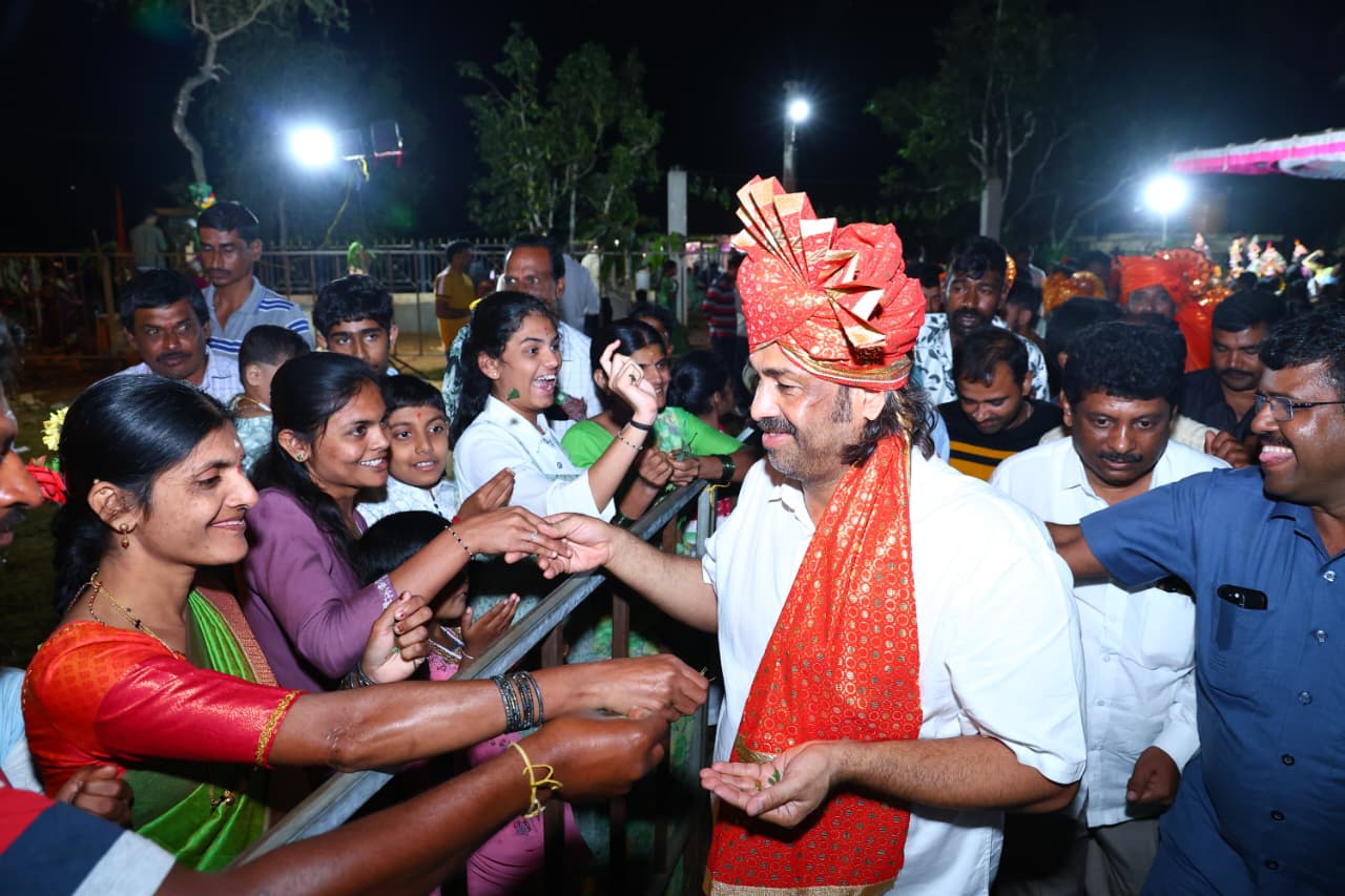 ಸಚಿವ ಮಧು ಬಂಗಾರಪ್ಪ ಸಾರ್ವಜನಿಕರು ಹಾಗೂ ಮಕ್ಕಳೊಂದಿಗೆ ಬನ್ನಿ ವಿನಿಮಯ ಮಾಡಿಕೊಂಡರು