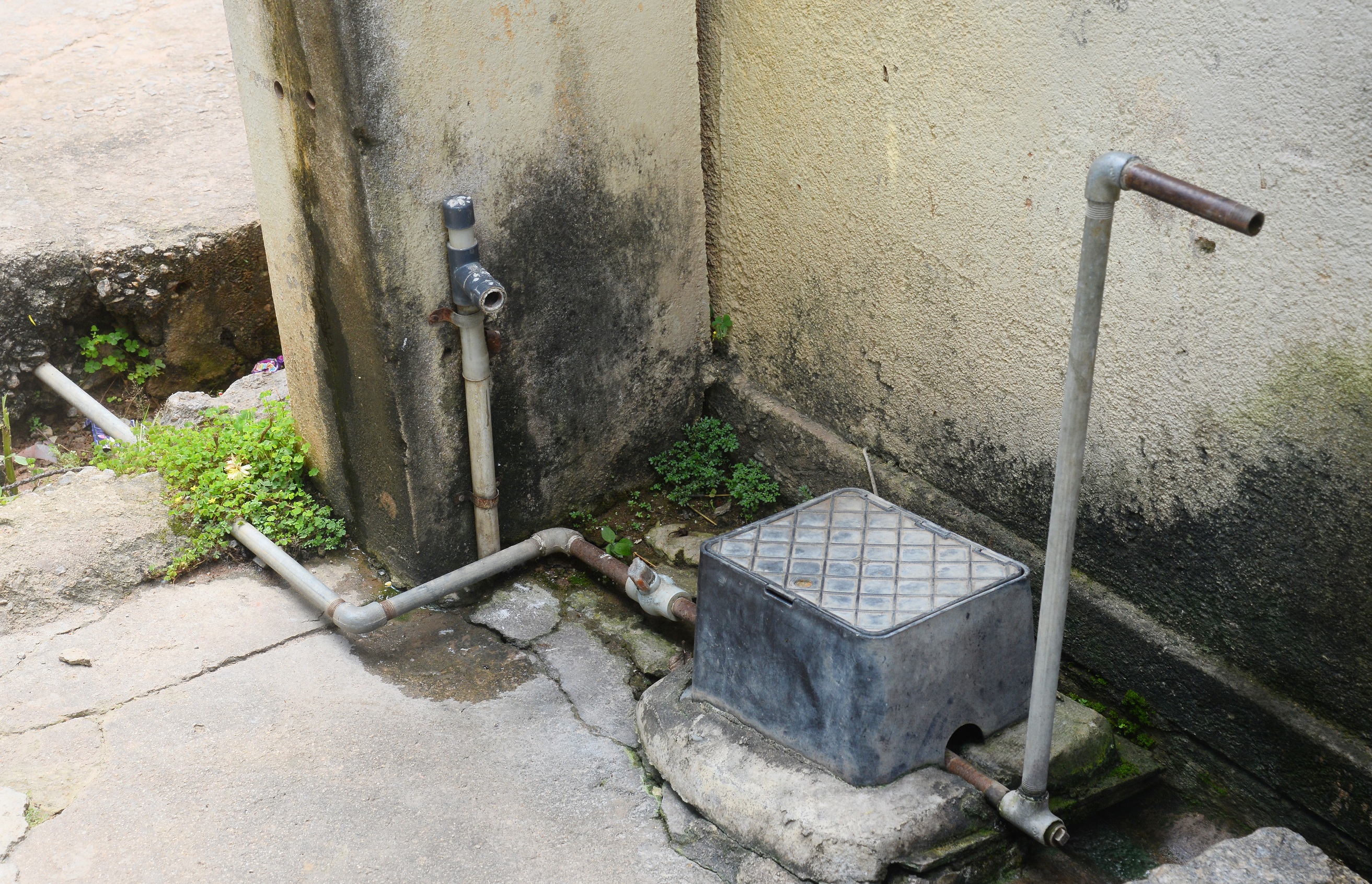 ಶಾಂತಿನಗರದ ಮನೆಯೊಂದರ ನಲ್ಲಿ ಮುರಿದಿರುವುದು