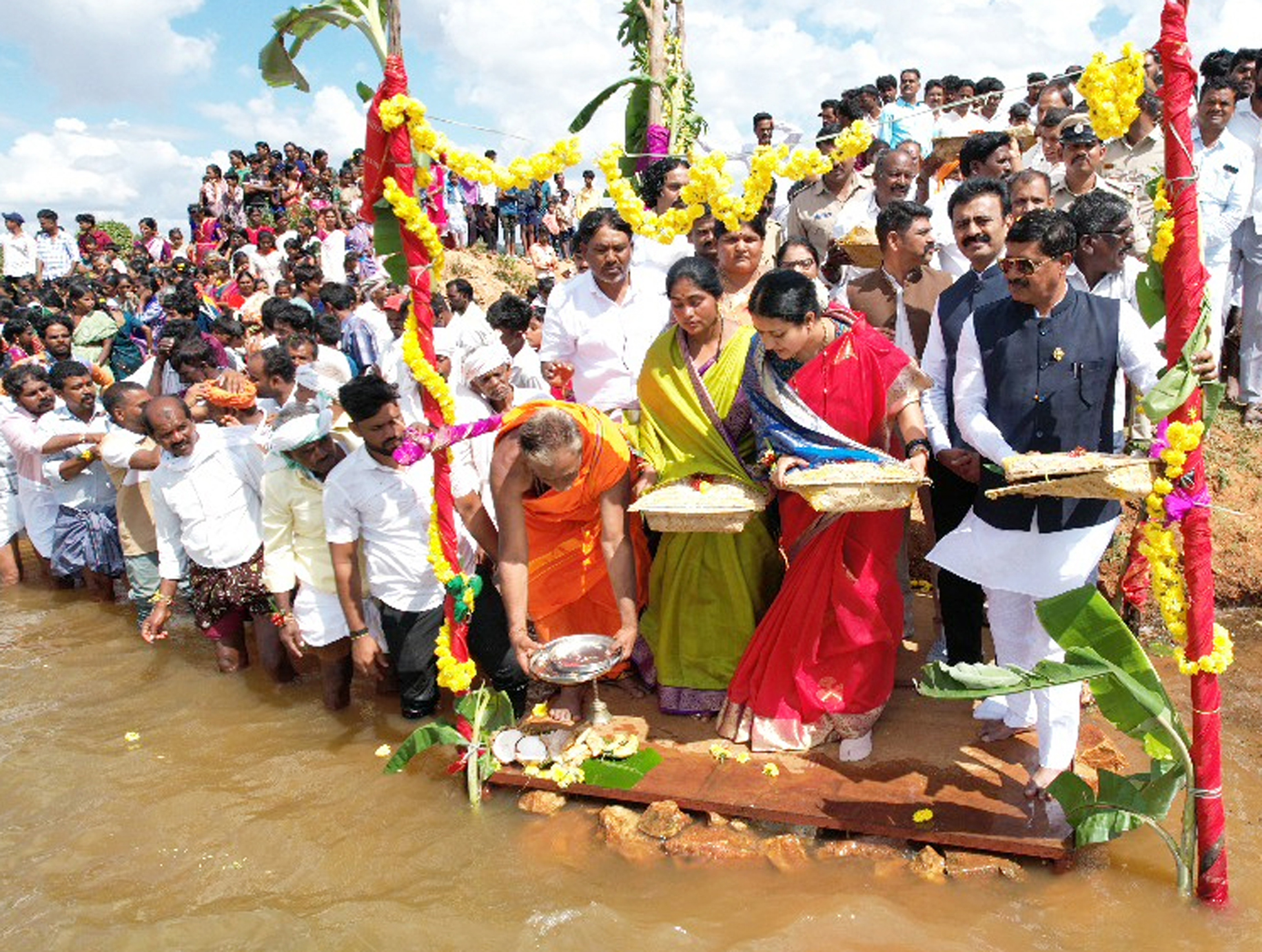 ಜಗಳೂರು ತಾಲ್ಲೂಕಿನ ತಮಲೇಹಳ್ಳಿ ಗ್ರಾಮದಲ್ಲಿ ಮೊದಲ ಬಾರಿ ಕೋಡಿ ಬಿದ್ದಿರುವ ಕೆರೆಗೆ ಸಂಸದೆ ಡಾ. ಪ್ರಭಾ ಮಲ್ಲಿಕಾರ್ಜುನ್ ಹಾಗೂ ಶಾಸಕ ಬಿ. ದೇವೇಂದ್ರಪ್ಪ ಬಾಗಿನ ಅರ್ಪಿಸಿದರು