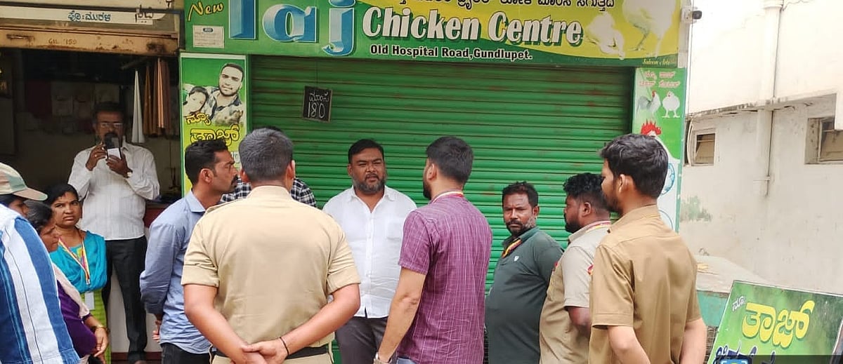 ಗುಂಡ್ಲುಪೇಟೆ | ನಿಷೇಧದಂದು ಮಾಂಸ ಮಾರಾಟ ದಂಡ ಹಾಕಿದ ಅಧಿಕಾರಿಗಳು