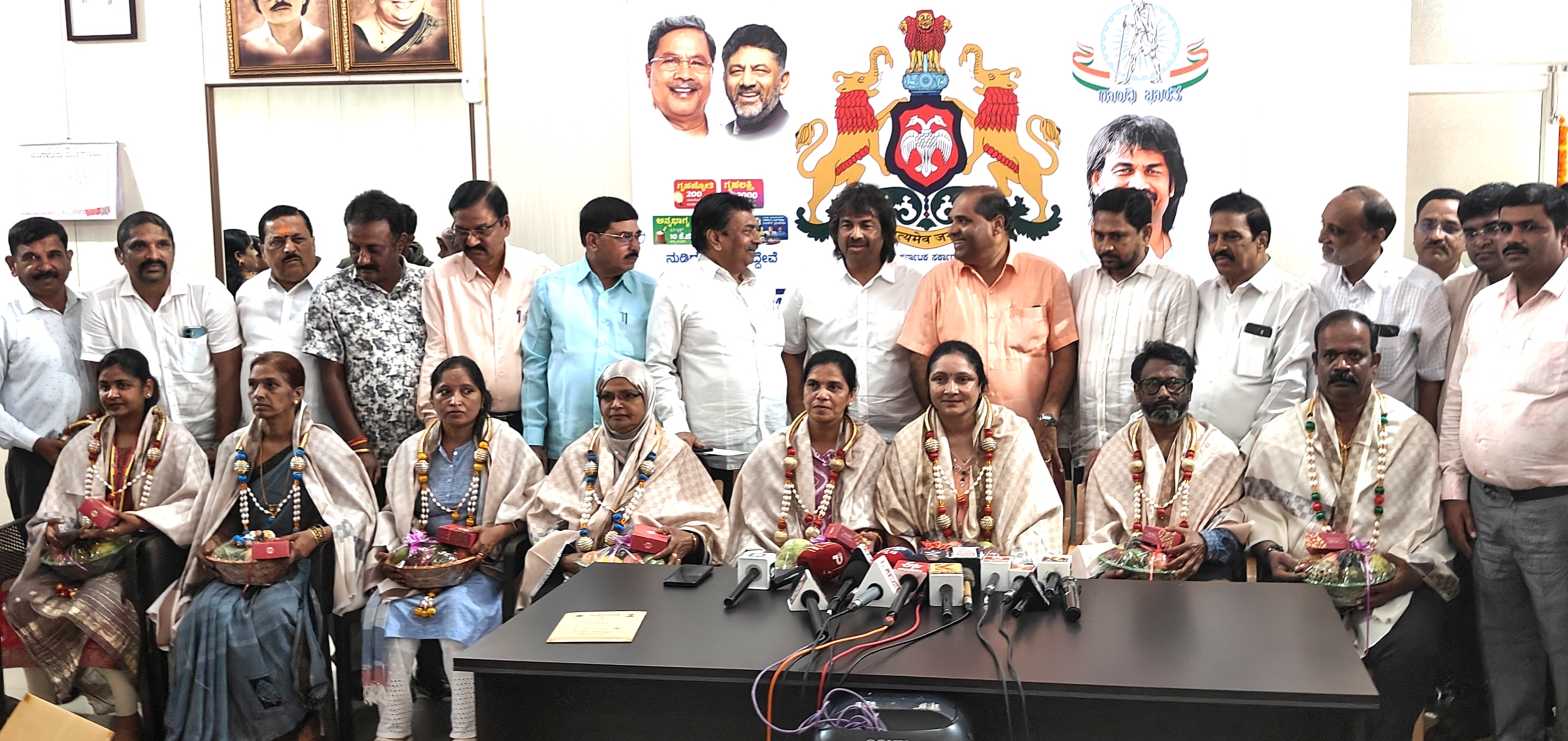 ಸಾಮಾಜಿಕ ಹಾಗೂ ಶೈಕ್ಷಣಿಕ ಗಣತಿಯನ್ನು ಜಿಲ್ಲೆಯಲ್ಲಿ ನಿಗದಿತ ಅವಧಿಗಿಂತ ಐದು ದಿನ ಮೊದಲೇ ಪೂರ್ಣಗೊಳಿಸಿದ ಶಿಕ್ಷಕರನ್ನು ಶಾಲಾ ಶಿಕ್ಷಣ ಹಾಗೂ ಸಾಕ್ಷರತಾ ಇಲಾಖೆ ಸಚಿವ ಮಧು ಬಂಗಾರಪ್ಪ ಶುಕ್ರವಾರ ಶಿವಮೊಗ್ಗದಲ್ಲಿ ಸನ್ಮಾನಿಸಿದರು