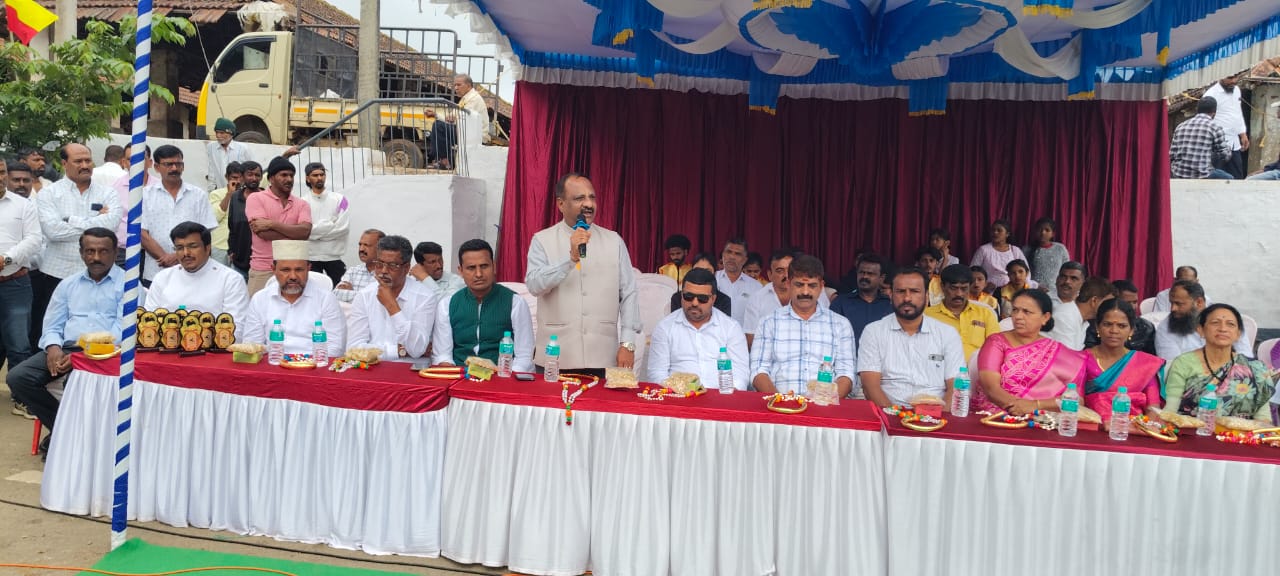 ಸುಂಟಿಕೊಪ್ಪ ಆಟೋ ಚಾಲಕರ ಮತ್ತು ಮಾಲೀಕರ ಸಂಘದ ವತಿಯಿಂದ ನಡೆದ ಆಯುಧ ಪೂಜಾ ಸಮಾರಂಭದಲ್ಲಿ ಜಿಲ್ಲಾಡಳಿತದ ಕಾನೂನು ಸಲಹೆಗಾರ ಎ.ಲೋಕೇಶ್ ಕುಮಾರ್ ಮಾತನಾಡಿದರು