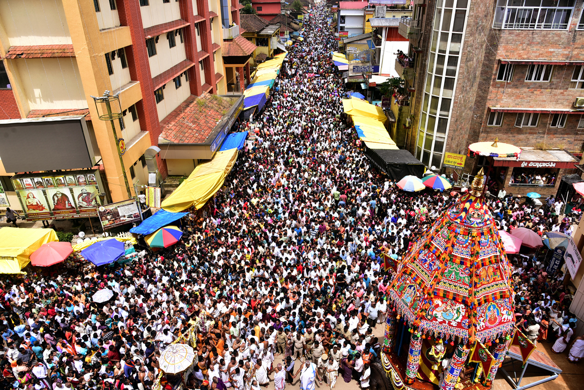 ಶೃಂಗೇರಿ ಶಾರದಾ ಮಠದಲ್ಲಿ ಮಹಾರಥೋತ್ಸವದ ಸಂದರ್ಭ ಭಾರತೀಬೀದಿಯಲ್ಲಿ ನೆರೆದ ಜನರ ದಂಡು 
