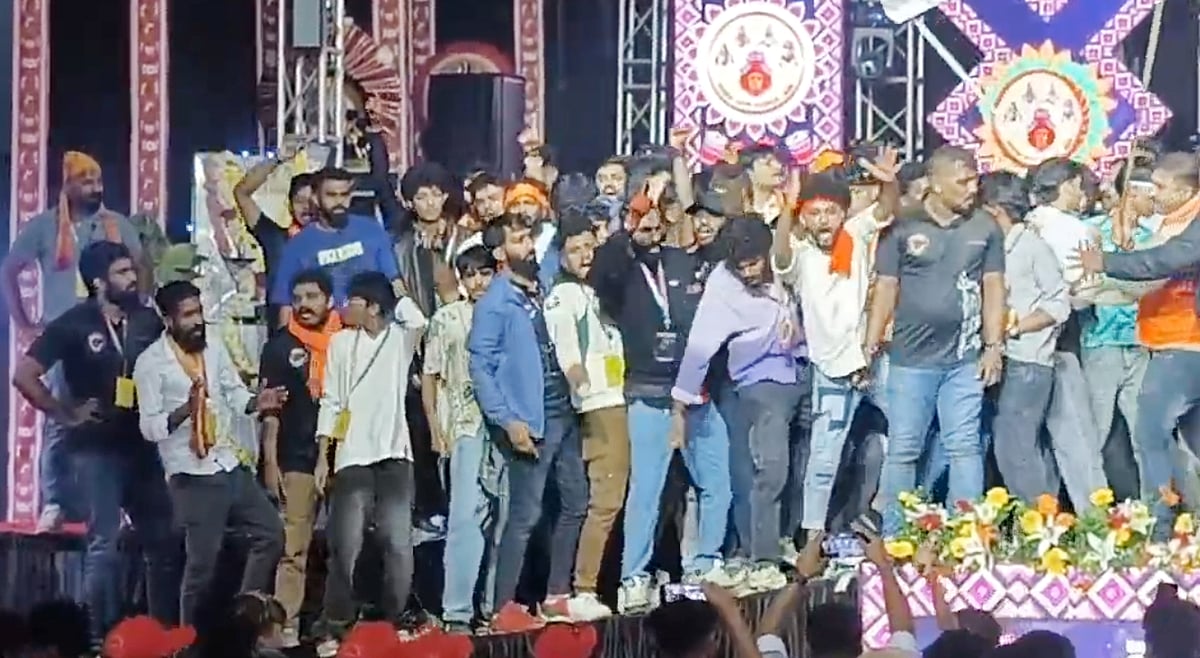 ಮಡಿಕೇರಿ ದಸರೆ: ಗುಂಪು ಚದುರಿಸುವಾಗ ಡಿವೈಎಸ್ಪಿ, ಕಾನ್‌ಸ್ಟೆಬಲ್ ಮೇಲೆ ಹಲ್ಲೆ