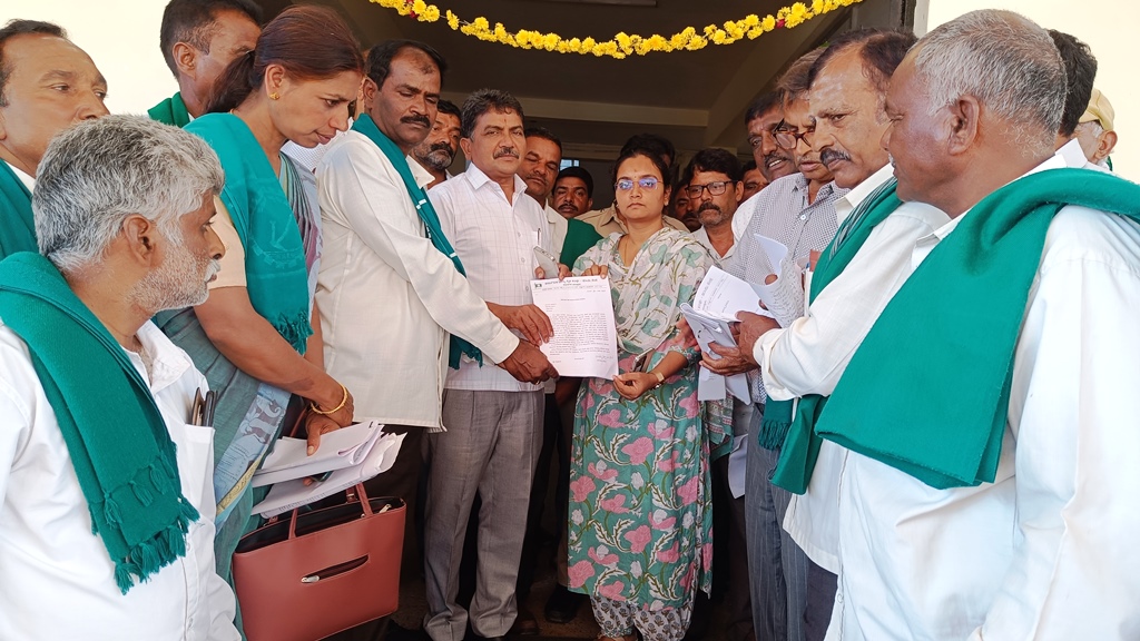 ಮೂಡಿಗೆರೆ ತಾಲ್ಲೂಕಿನ ಪೋಡಿ‌ ಪ್ರಕರಣಗಳನ್ನು ಇತ್ಯರ್ಥ ಪಡಿಸುವಂತೆ ಒತ್ತಾಯಿಸಿ ಶುಕ್ರವಾರ ರೈತ ಸಂಘದ ಪದಾಧಿಕಾರಿಗಳು ತಹಶೀಲ್ದಾರ್ ಅಶ್ವಿನಿಗೆ ಮನವಿ ಸಲ್ಲಿಸಿದರು