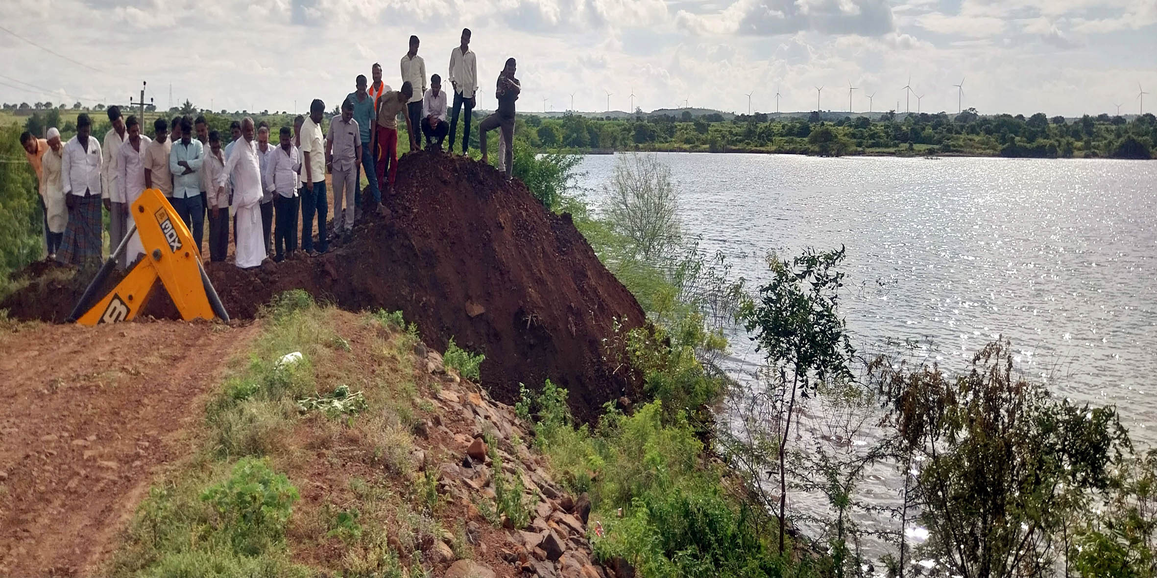 ಹೊರ್ತಿ:ಇಲ್ಲಿನ ಹೊರ್ತಿ ಕೆರೆ ತುಂಬಿ ಬಿರುಕು ಬಿಟ್ಟು ಕುಸಿಯುತ್ತಿರುವ ಹಿನ್ನೆಲೆಯಲ್ಲಿ ಜಿಲ್ಲಾಧಿಕಾರಿಗಳ ಆದೇಶ ಹಾಗೂ ಶಾಸಕರ ಸೂಚನೆ ಮೂಲಕ ಗುರುವಾರ ವಿಜಯಪುರ ಕೆಬಿಜೆಎನ್ ಎಲ್ ಸಣ್ಣ ನೀರಾವರಿ ಇಲಾಖೆಯ ಅಧಿಕಾರಿಗಳು 3ಜೆಸಿಬಿ ಮೂಲಕ ಕೆರೆಯ ಸಾಂಡ ಪಕ್ಕದಿಂದ ಕೆರೆಯ 5ಮೀಟರ್ ಬಲ ಅಂತರದಲ್ಲಿ ಹರಿ ಕಡಿದು ಅದರ ಮೂಲಕ ಕೆರೆಯಲ್ಲಿನ 5ಅಡಿ ನೀರು ಕಡಿಮೆ ಮಾಡಿಸಲೂ ಕ್ರಮ ಕೈಗೊಂಡರು.
