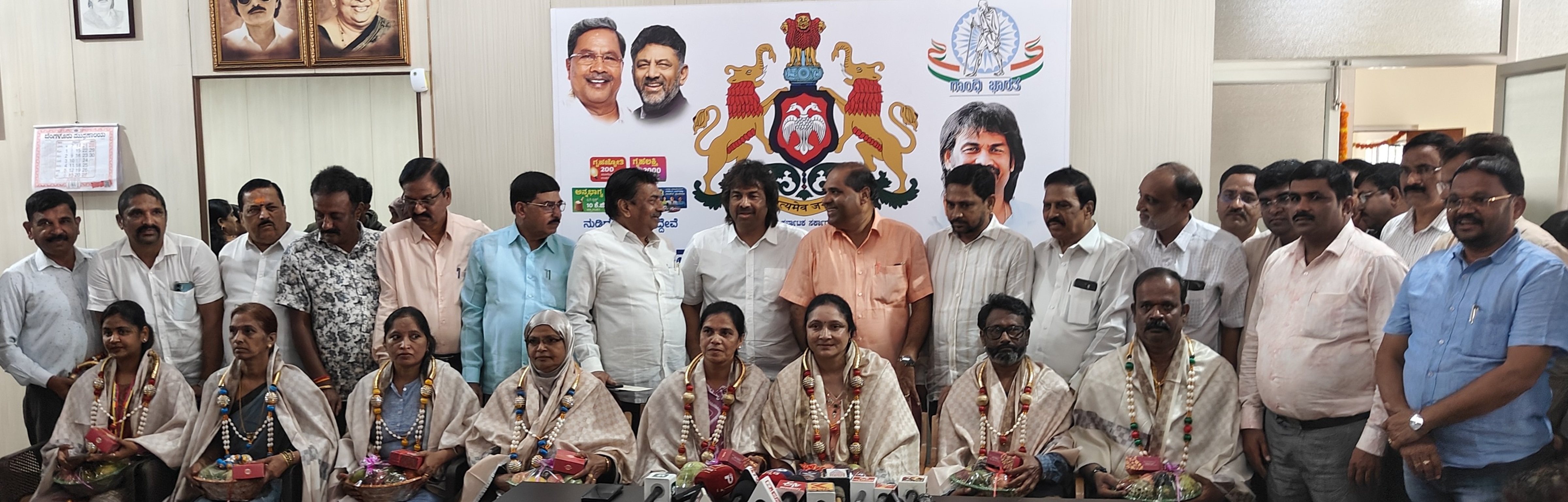 ಸಾಮಾಜಿಕ ಹಾಗೂ ಶೈಕ್ಷಣಿಕ ಗಣತಿಯನ್ನು ಜಿಲ್ಲೆಯಲ್ಲಿ ನಿಗದಿತ ಅವಧಿಗಿಂತ ಐದು ದಿನ ಮೊದಲೇ ಪೂರ್ಣಗೊಳಿಸಿದ ಶಿಕ್ಷಕರನ್ನು ಶಾಲಾ ಶಿಕ್ಷಣ ಹಾಗೂ ಸಾಕ್ಷರತಾ ಇಲಾಖೆ ಸಚಿವ ಮಧು ಬಂಗಾರಪ್ಪ ಶುಕ್ರವಾರ ಶಿವಮೊಗ್ಗದಲ್ಲಿ ಸನ್ಮಾನಿಸಿದರು