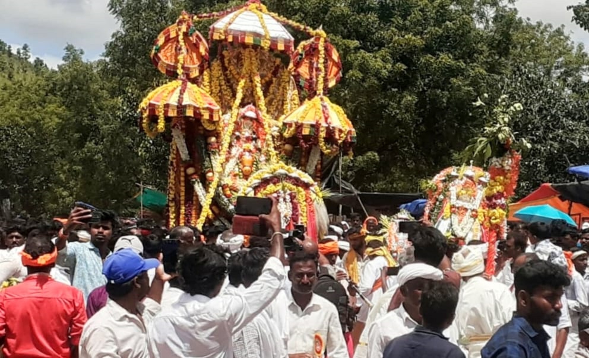 ಹೊಸದುರ್ಗದ ವಿವಿ ಸಾಗರದ ಹಿನ್ನೀರಿನ ವ್ಯಾಪ್ತಿಯಲ್ಲಿ ನೆಲೆಸಿರುವ ಹಾರನಕಣಿವೆ ರಂಗನಾಥ ಸ್ವಾಮಿಯ ಅಂಬಿನೋತ್ಸವ ಸಾವಿರಾರು ಭಕ್ತರ ಸಮ್ಮುಖದಲ್ಲಿ ಅದ್ದೂರಿಯಾಗಿ ನಡೆಯಿತು