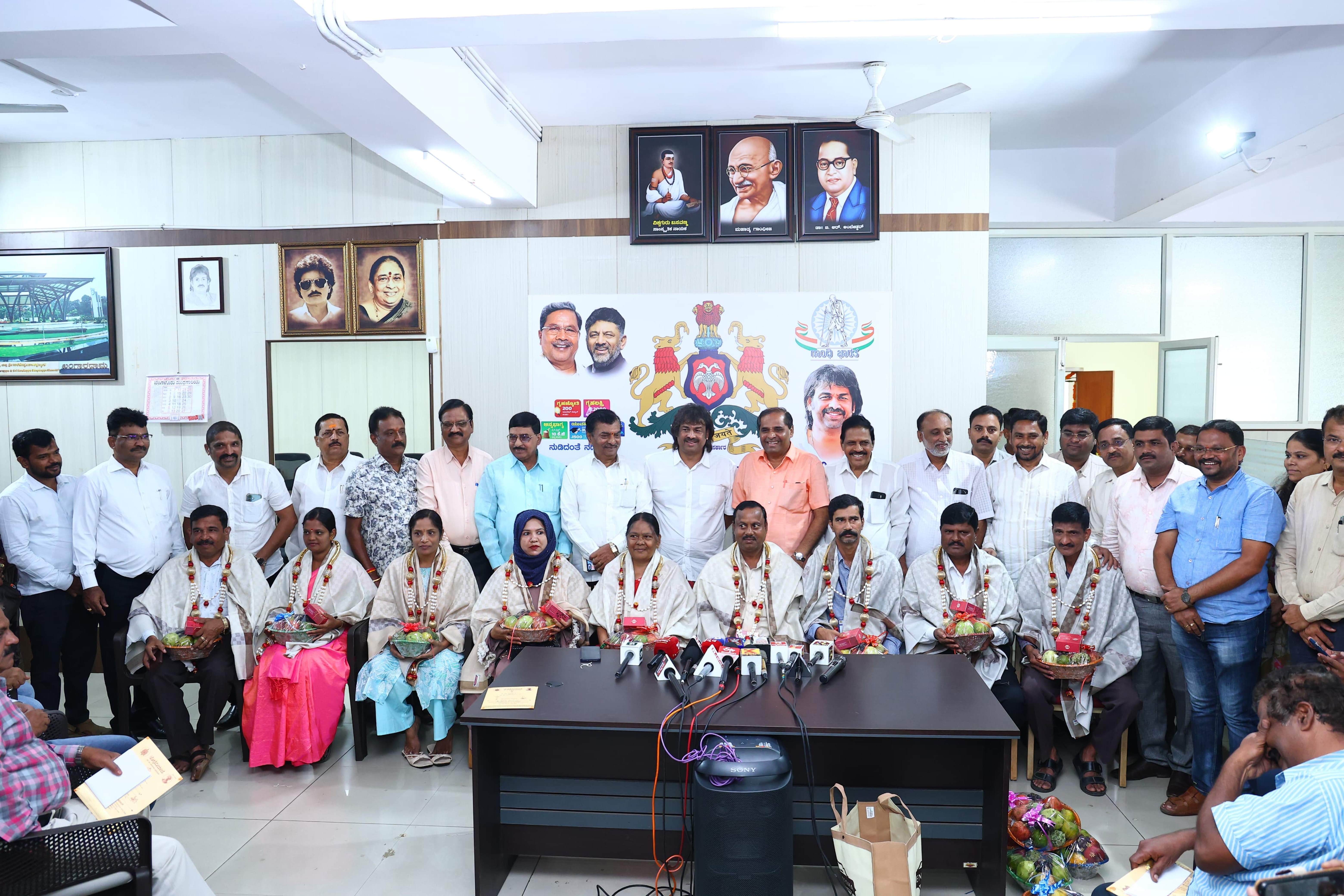 ಸಾಮಾಜಿಕ ಹಾಗೂ ಶೈಕ್ಷಣಿಕ ಗಣತಿಯನ್ನು ಜಿಲ್ಲೆಯಲ್ಲಿ ನಿಗದಿತ ಅವಧಿಗಿಂತ ಐದು ದಿನ ಮೊದಲೇ ಪೂರ್ಣಗೊಳಿಸಿದ ಶಿಕ್ಷಕರನ್ನು ಶಾಲಾ ಶಿಕ್ಷಣ ಹಾಗೂ ಸಾಕ್ಷರತಾ ಇಲಾಖೆ ಸಚಿವ ಮಧು ಬಂಗಾರಪ್ಪ ಶುಕ್ರವಾರ ಶಿವಮೊಗ್ಗದಲ್ಲಿ ಸನ್ಮಾನಿಸಿದರು