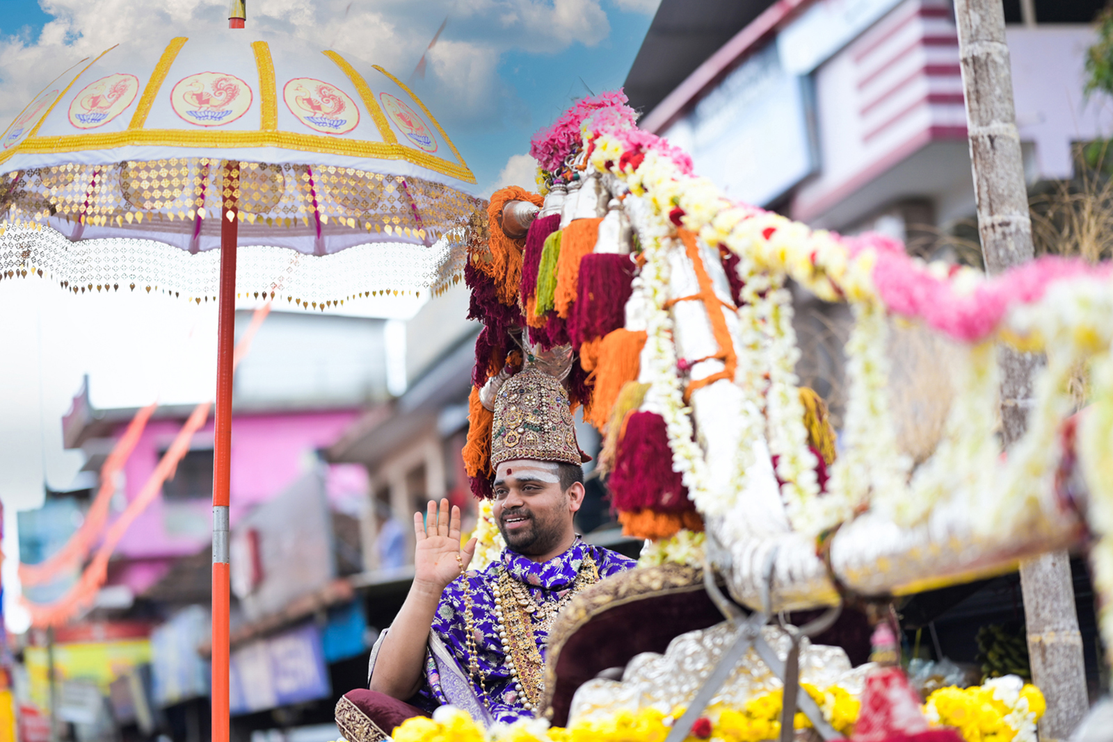 ಶೃಂಗೇರಿ ಪಟ್ಟಣದಲ್ಲಿ ಶುಕ್ರವಾರ ಅಡ್ಡಪಲ್ಲಕ್ಕಿಯಲ್ಲಿ ಆಸೀನರಾದ ಶಾರದಾ ಮಠದ ಕಿರಿಯ ಗುರುಗಳಾದ ವಿಧುಶೇಖರಭಾರತೀ ಸ್ವಾಮೀಜಿ 