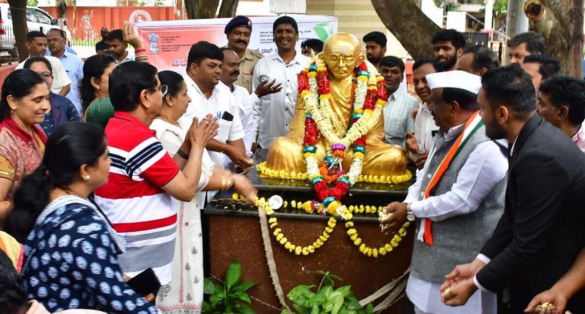 ಗಾಂಧೀಜಿ, ಶಾಸ್ತ್ರೀಜಿ ಆದರ್ಶ ಪಾಲಿಸಿ: ಪ್ರಲ್ಹಾದ ಜೋಶಿ 