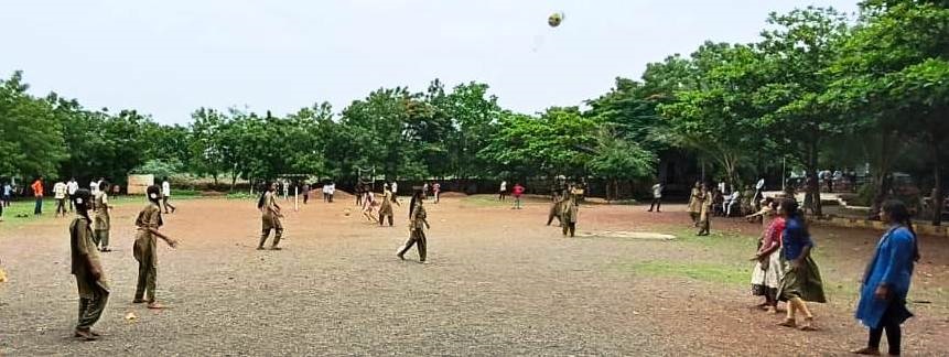 ಶಾಲೆಯ ಆವರಣದಲ್ಲಿ ಮಕ್ಕಳು ಆಟವಾಡುತ್ತಿರುವದು.
