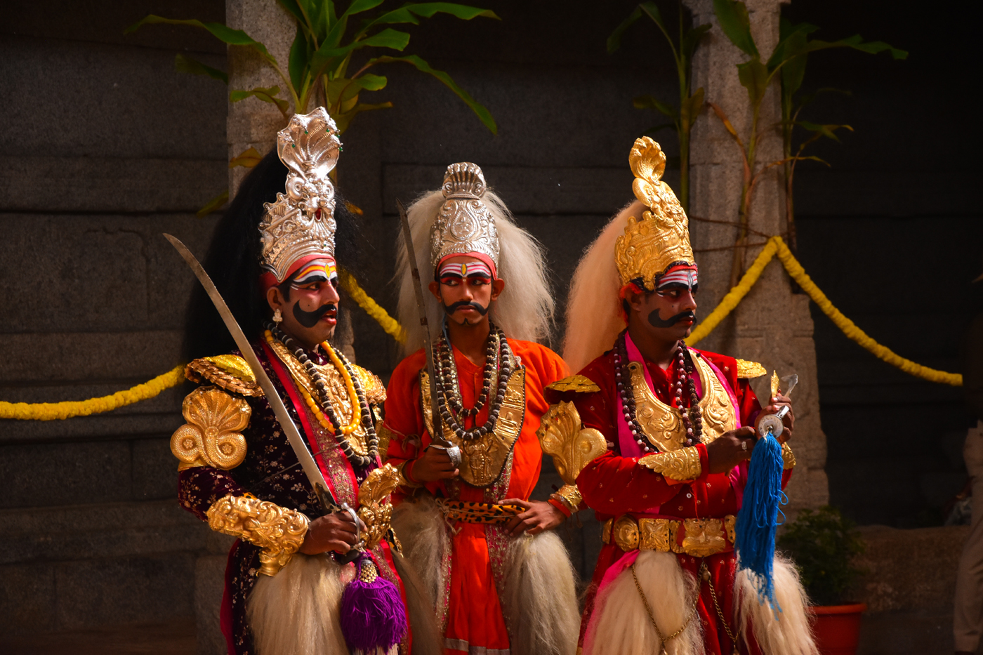 ಶೂನ್ಯ ಪೀಠಾರೋಹಣದಲ್ಲಿ ಹೆಜ್ಜೆ ಹಾಕಲು ಸಿದ್ಧರಾಗಿದ್ದ ವೀರಗಾಸೆ ಕಲಾವಿದರು
ಪ್ರಜಾವಾಣಿ ಚಿತ್ರ: ವಿ.ಚಂದ್ರಪ್ಪ