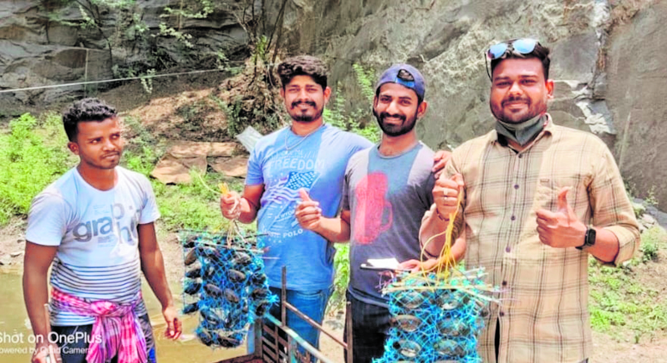 ಕಪ್ಪೆ ಚಿಪ್ಪಿನೊಂದಿಗೆ ಕೃಷ್ಣ ಜಾಲಮ್ಮನವರ ಪ್ರಿನ್ಸ್ ವೀರ್ ಮತ್ತು ವೀರೇಶ್ ಹಿರೇಮಠ