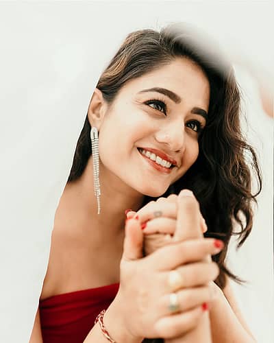 ಸದ್ಯ ತಾವು ಮದುವೆ ಆಗುತ್ತಿರೋ ಹುಡುಗನ ಜೊತೆಗೆ ಫೋಟೊವನ್ನು ಕ್ಲಿಕ್ಕಿಸಿಕೊಂಡು ಸಾಮಾಜಿಕ ಮಾಧ್ಯಮದಲ್ಲಿ ಹಂಚಿಕೊಂಡಿದ್ದಾರೆ.