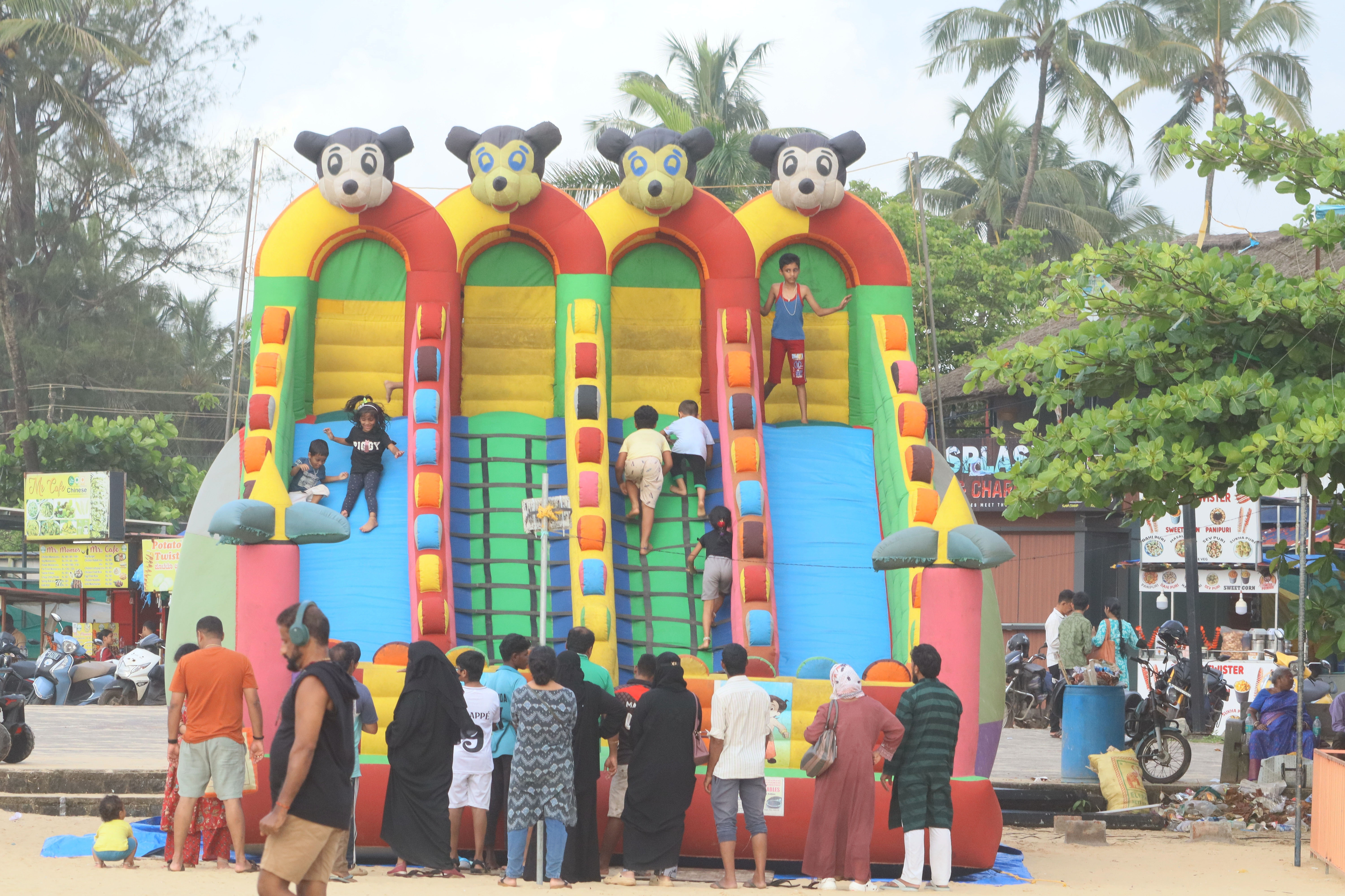 ಮಲ್ಪೆ ಬೀಚ್‌ನಲ್ಲಿ ಮಕ್ಕಳ ಮೋಜು