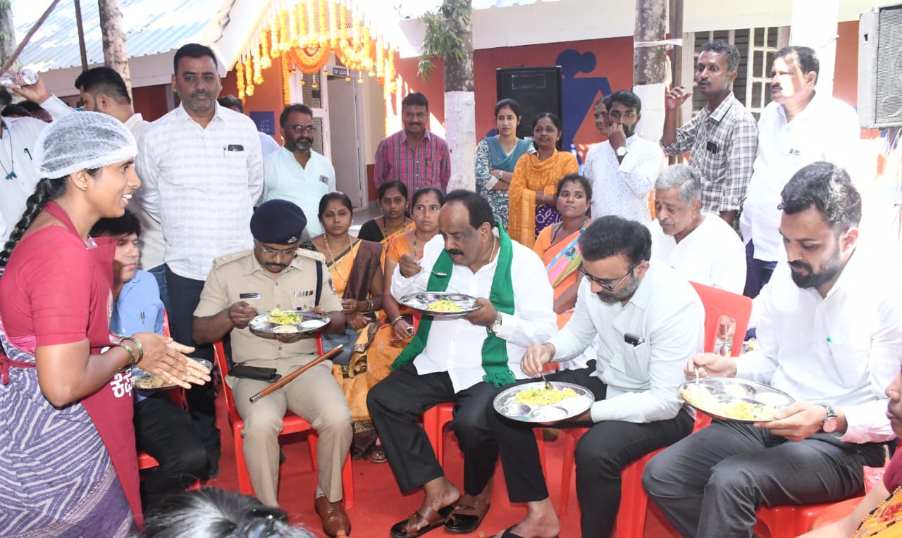ಧಾರವಾಡದ ಶನಿವಾರ ಅಕ್ಕ ಕೆಫೆಯಲ್ಲಿ ಸಚಿವ ಸಂತೋಷ್‌ ಲಾಡ್‌ ಶಾಸಕ ಎನ್‌.ಎಚ್‌.ಕೋನರೆಡ್ಡಿ ಅವರು ಆಹಾರ ಸವಿದರು