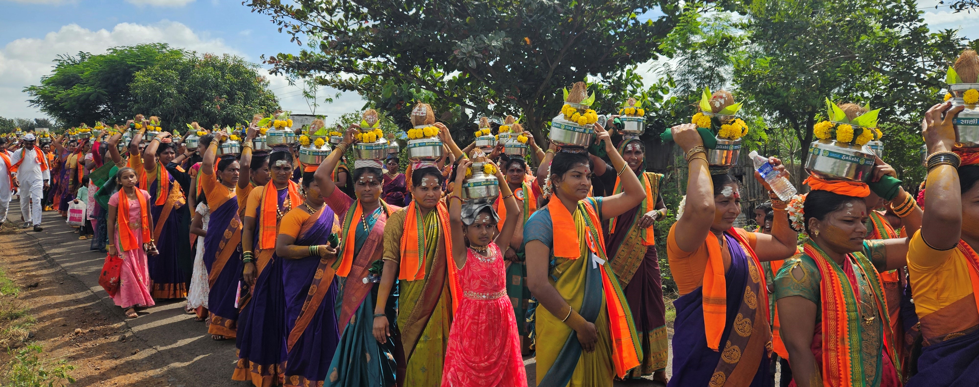ಮಹಾಲಿಂಗಪುರ ಸಮೀಪದ ಮದಭಾಂವಿಯಲ್ಲಿ ಹಮ್ಮಿಕೊಂಡಿದ್ದ ವಿಜಯೋತ್ಸವ ಕಾರ್ಯಕ್ರಮದ ಅಂಗವಾಗಿ ಪೂರ್ಣಕುಂಭ ಮೆರವಣಿಗೆ ನಡೆಯಿತು