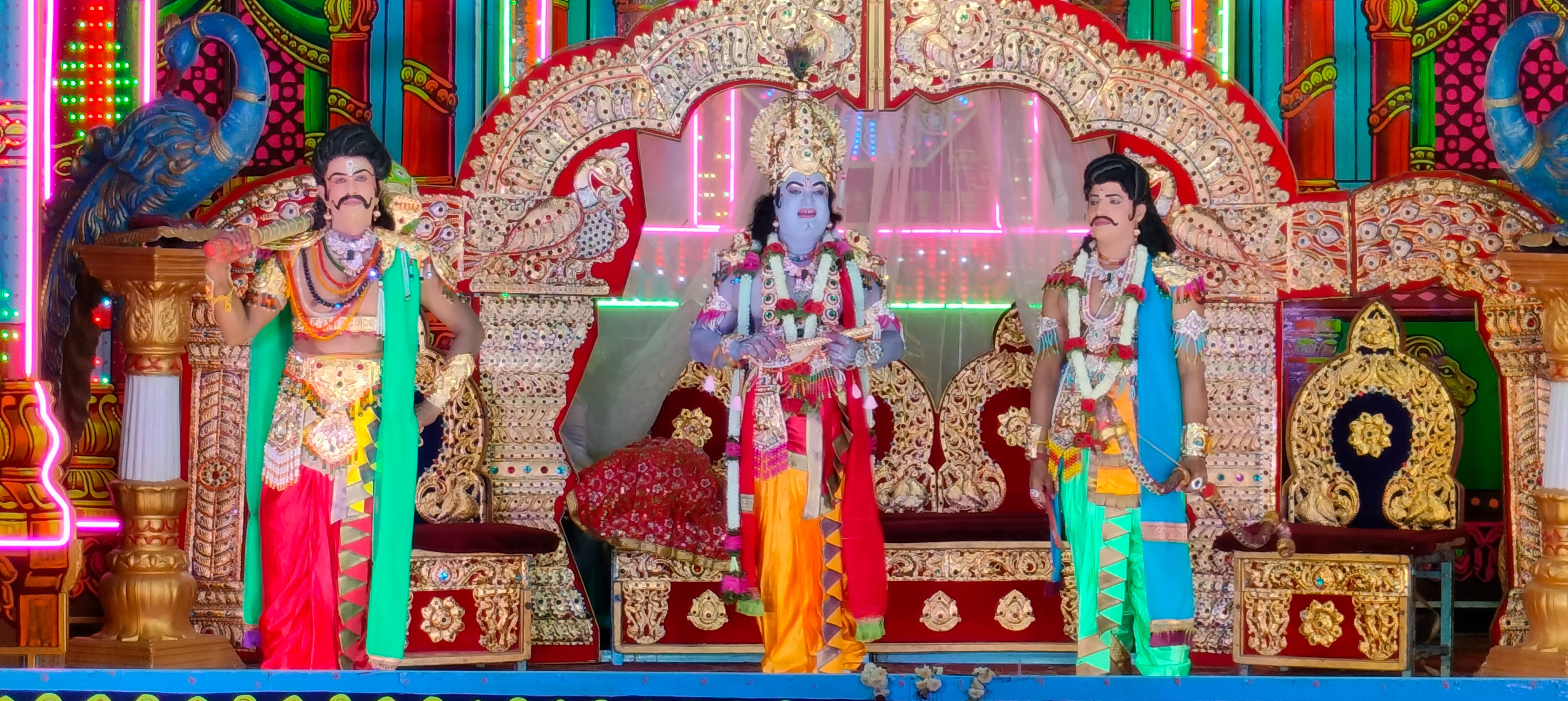 ಕನಕಪುರ ಅಂಬೇಡ್ಕರ್ ಭವನದಲ್ಲಿ ನಡೆದ ಕುರುಕ್ಷೇತ್ರ ನಾಟಕದಲ್ಲಿ ದುರ್ಯೋಧನ ಮತ್ತು ಅರ್ಜುನ ಶ್ರೀ ಕೃಷ್ಣನೊಂದಿಗೆ ಯುದ್ಧದ ಸಹಾಯವನ್ನು ಕೇಳುವ ಸಂದರ್ಭ