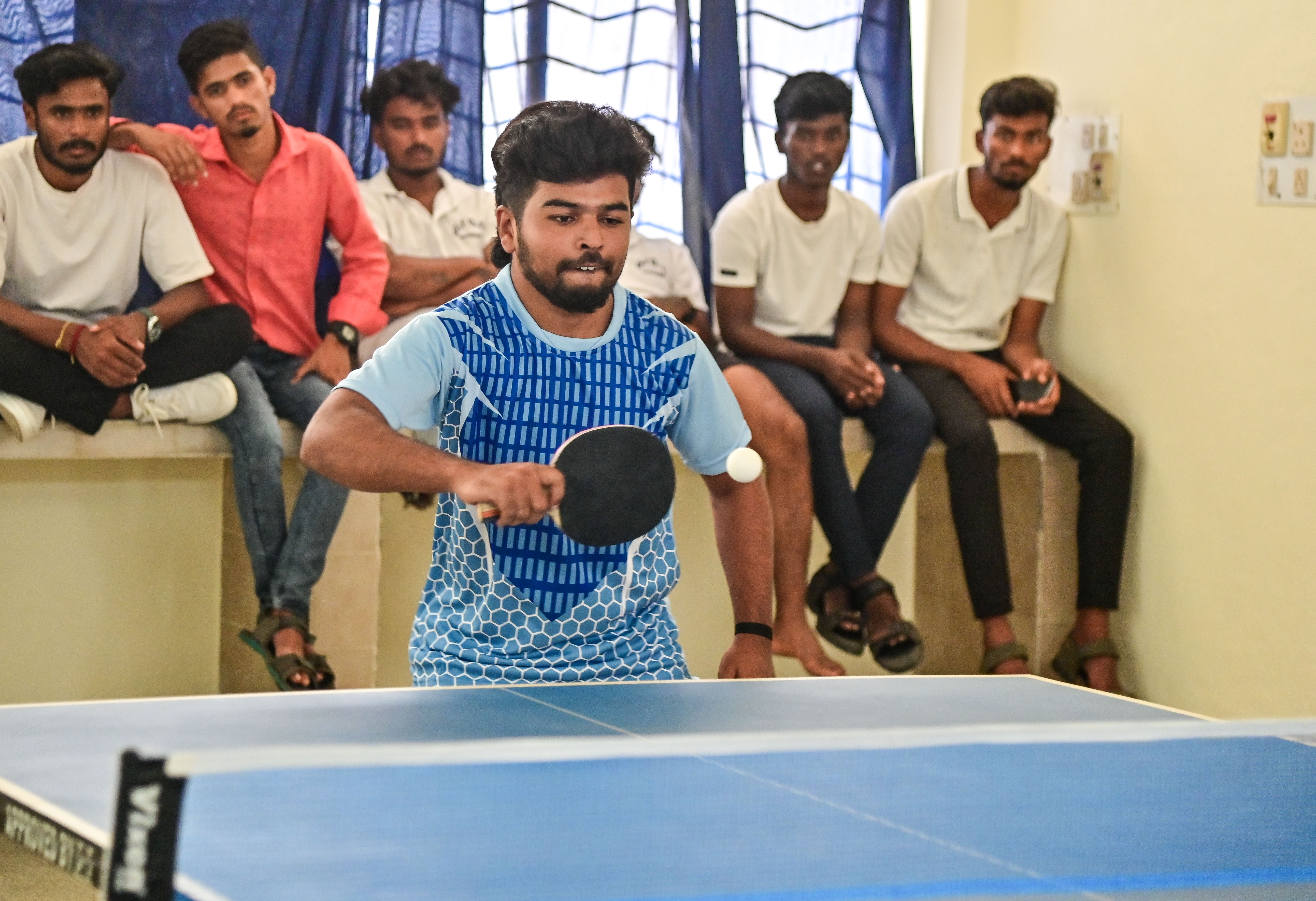 ಜಿಎಫ್‌ಜಿಸಿ ಹರಿಹರ ತಂಡದ ಆಟಗಾರ ಸಚಿನ್ ವಿರುದ್ಧದ ಪಂದ್ಯದಲ್ಲಿ ಡಿಆರ್‌ಎಂ ಕಾಲೇಜು ತಂಡದ ಡಿ.ಅಗ್ನಿ ಚೆಂಡನ್ನು ಹಿಂತಿರುಗಿಸಿದ ಕ್ಷಣ 
