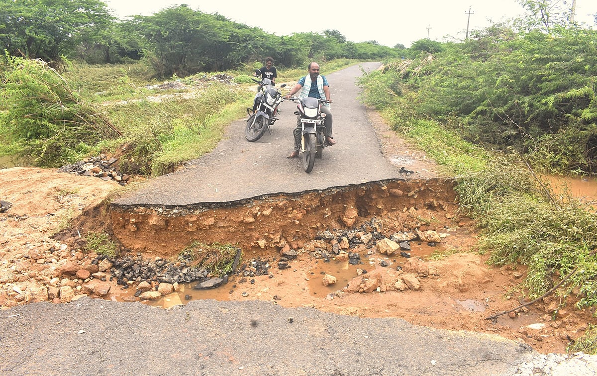 ಸೇಡಂ: ಪ್ರವಾಹಕ್ಕೆ ಕೊಚ್ಚಿಹೋದ ರಸ್ತೆ!