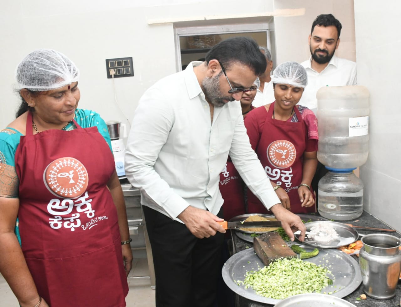ಧಾರವಾಡದಲ್ಲಿ ಶನಿವಾರ ಅಕ್ಕ ಕೆಫೆ ಉದ್ಘಾಟನೆ ಸಮಾರಂಭದಲ್ಲಿ ಕೆಫೆಯ ಅಡುಗೆ ಮನೆಯಲ್ಲಿ ಸಚಿವ ಸಂತೋಷ ಲಾಡ್ ಅವರು ತರಕಾರಿ ಕತ್ತರಿಸಿದರು