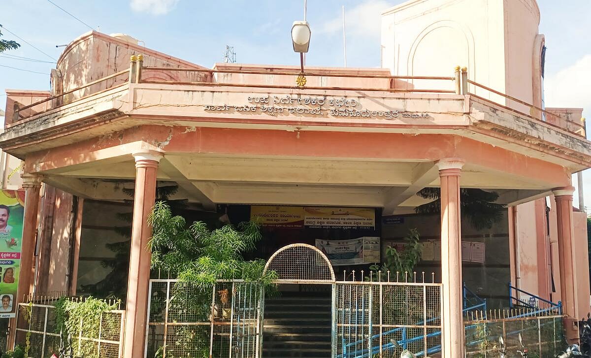 ಮಧುಗಿರಿ | ಶಿಕ್ಷಕರ ಕೊರತೆ: ಶೈಕ್ಷಣಿಕ ಅಭಿವೃದ್ಧಿ ಕುಂಠಿತ