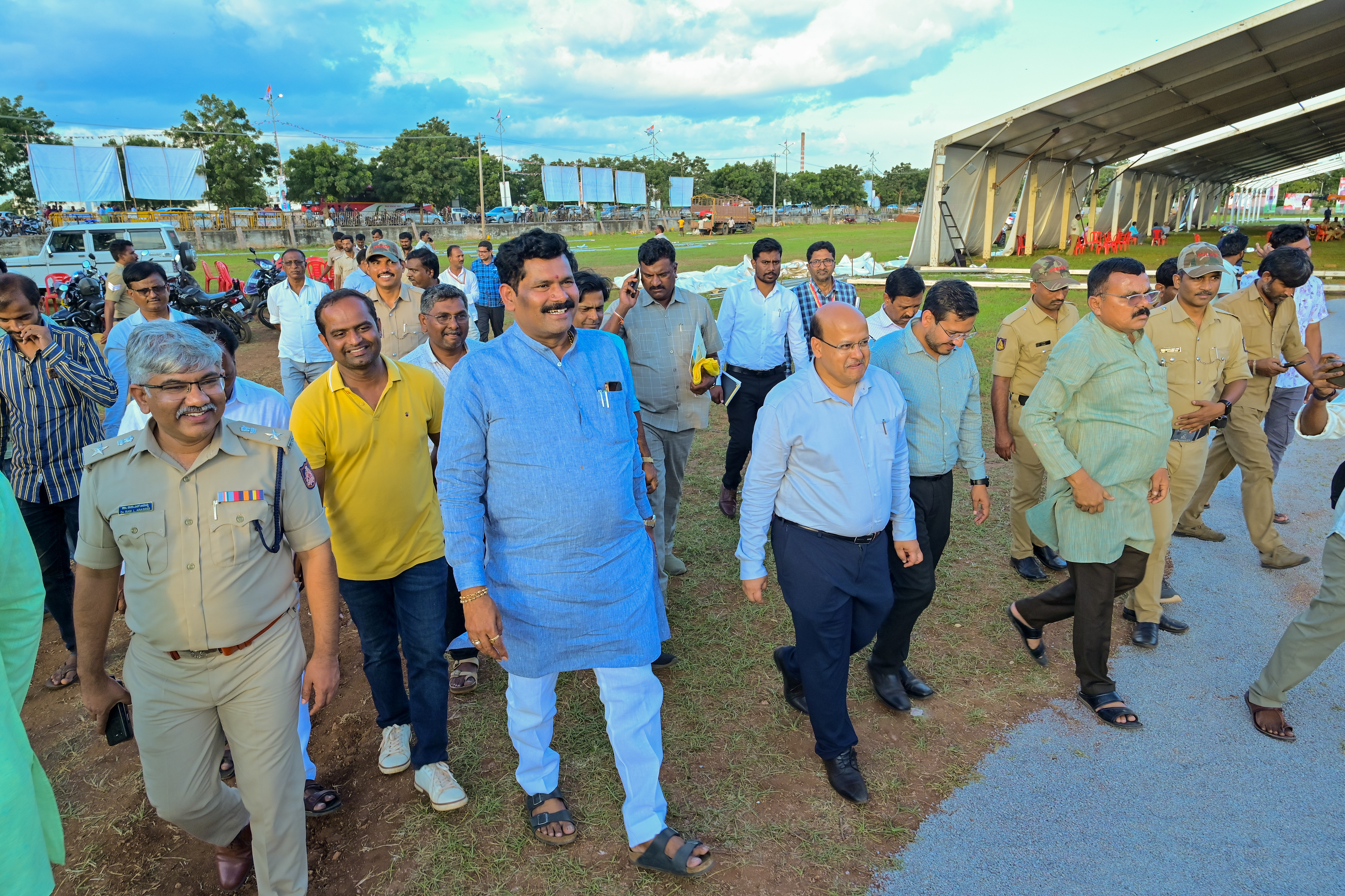 ಕೊಪ್ಪಳದಲ್ಲಿ ಸೋಮವಾರ ನಡೆಯಲಿರುವ ಕಾರ್ಯಕ್ರಮದ ಸ್ಥಳವನ್ನು ಶನಿವಾರ ಜಿಲ್ಲಾ ಉಸ್ತುವಾರಿ ಸಚಿವ ಶಿವರಾಜ ತಂಗಡಗಿ ಪರಿಶೀಲಿಸಿದರು. ಜಿಲ್ಲಾಧಿಕಾರಿ ಸುರೇಶ ಇಟ್ನಾಳ ಜಿಲ್ಲಾ ಪಂಚಾಯಿತಿ ಸಿಇಒ ವರ್ಣಿತ್‌ ನೇಗಿ ಜಿಲ್ಲಾ ಪೊಲೀಸ್‌ ವರಿಷ್ಠಾಧಿಕಾರಿ ಡಾ. ರಾಮ್‌ ಎಲ್‌. ಅರಸಿದ್ಧಿ ಹಾಗೂ ಇತರರು ಇದ್ದರು 