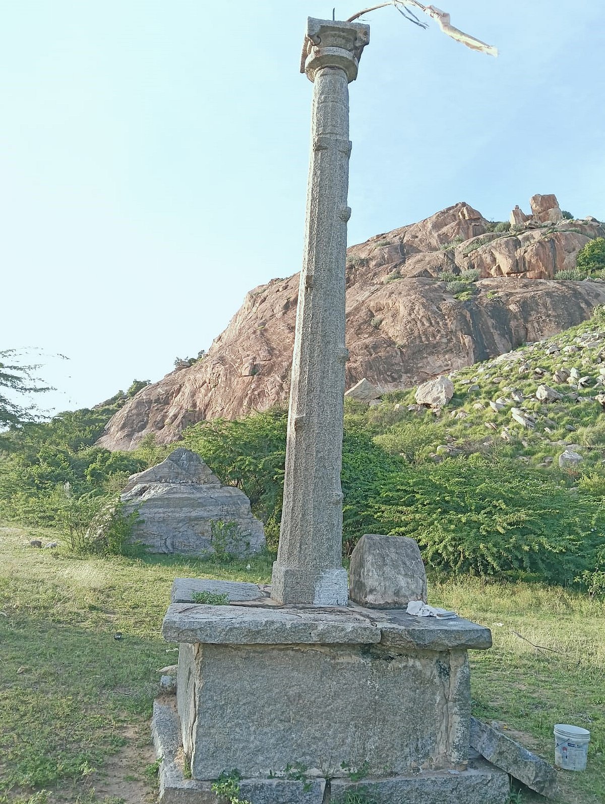 ಮೊಳಕಾಲ್ಮುರು: 17ನೇ ಶತಮಾನದ ಗರುಡಗಂಬ ಶಾಸನ ಪತ್ತೆ