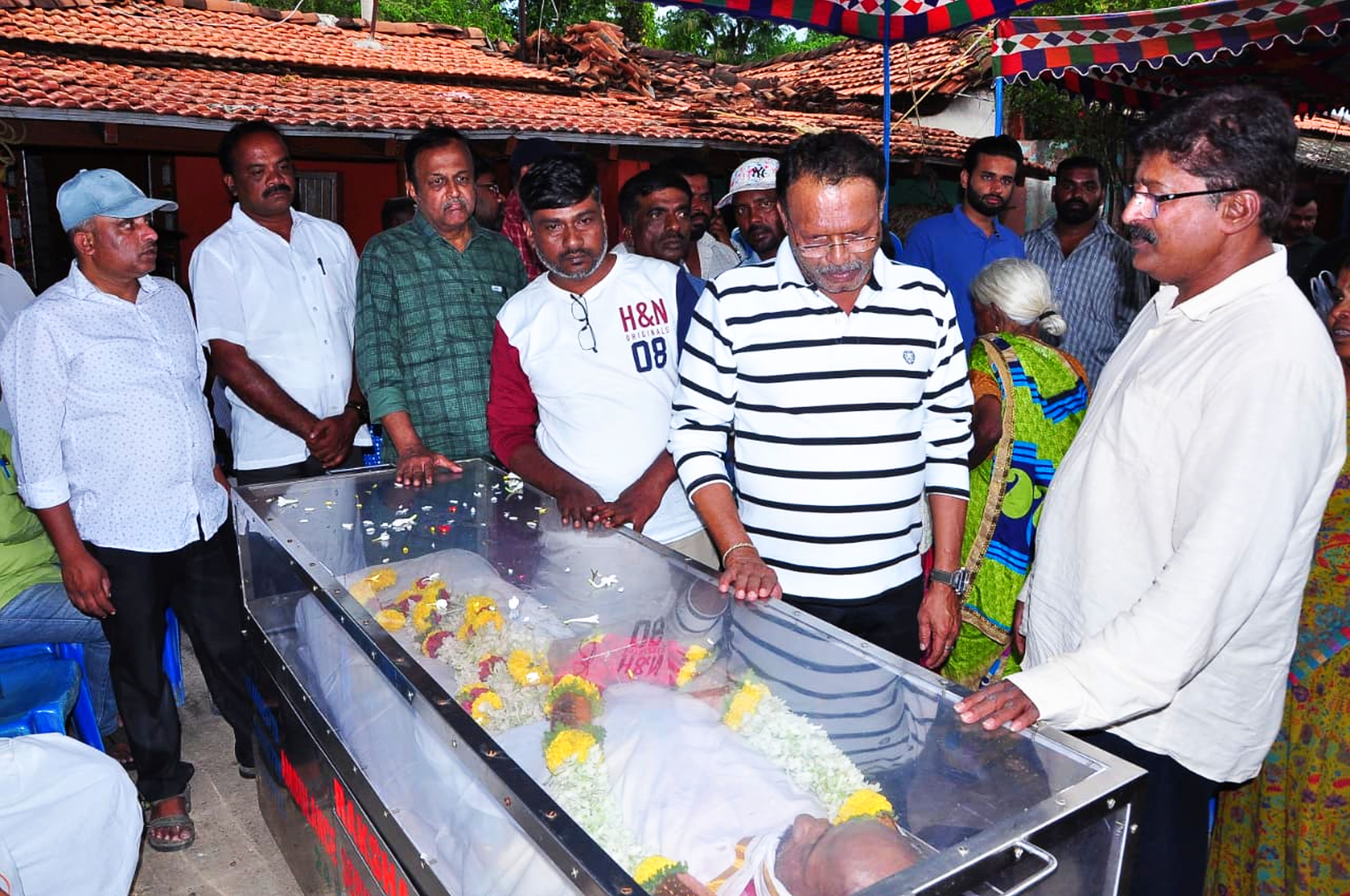 ಮದ್ದೂರು ತಾಲ್ಲೂಕಿನ ಮಾದನಾಯಕನಹಳ್ಳಿಯಲ್ಲಿ ಭಾನುವಾರ ಸಾಹಿತಿ ಮೊಗಳ್ಳಿ ಗಣೇಶ್‌ ಅವರ ಪಾರ್ಥಿವ ಶರೀರದ ಅಂತಿಮ ದರ್ಶನವನ್ನು ಚಿಂತಕ ಬಂಜೆಗೆರೆ ಜಯಪ್ರಕಾಶ್‌ ಪಡೆದರು 