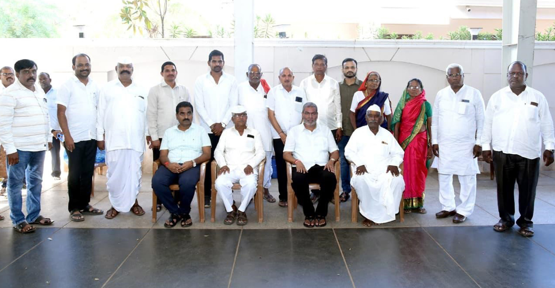 ಚಿತ್ರ: 05ಜಿಕೆಕೆ2 ಗೋಕಾಕದಲ್ಲಿ ಶನಿವಾರ ಎನ್.ಎಸ್.ಎಫ್. ಆವರಣದಲ್ಲಿ ಘಟಪ್ರಭಾ ಸಹಕಾರಿ ಸಕ್ಕರೆ ಕಾರ್ಖಾನೆಗೆ ಅವಿರೋಧ ಆಯ್ಕೆಗೊಂಡ ನೂತನ ಅಧ್ಯಕ್ಷ ಶಿದ್ಲಿಂಗಪ್ಪ ಕಂಬಳಿ ಮತ್ತು ಉಪಾಧ್ಯಕ್ಷರಾಗಿ ಆಯ್ಕೆಗೊಂಡ ಮಲ್ಲಿಕಾರ್ಜುನ ಕಬ್ಬೂರ ಅವರು ಕಾರ್ಖಾನೆ ಹಿತೈಷಿ ಬೆಮೂಲ್ ಅಧ್ಯಕ್ಷರೂ ಆಗಿರುವ ಅರಭಾವಿ ಶಾಸಕ ಬಾಲಚಂದ್ರ ಜಾರಕಿಹೊಳಿ ಅವರನ್ನು ಭೇಟಿ ಮಾಡಿ ತಮ್ಮ ಆಯ್ಕೆಗೆ ಶ್ರಮಿಸಿದ್ದಕ್ಕೆ ಅಭಿನಂದಿಸಿದರು. ಚಿತ್ರದಲ್ಲಿ ಸಿ.ಎ. ಸೈದಪ್ಪ ಗದಾಡಿ ಆಡಳಿತ ಮಂಡಳಿ ನಿರ್ದೇಶಕರು ಇದ್ದಾರೆ.