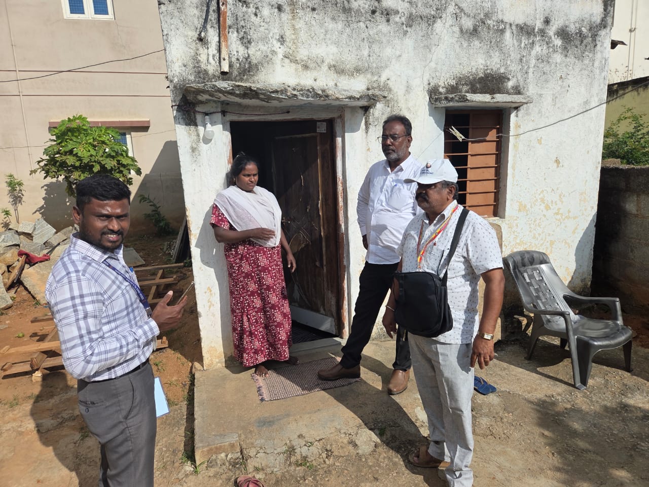ಆನೇಕಲ್‌ ತಾಲ್ಲೂಕಿನ ಸರ್ಜಾಪುರದಲ್ಲಿ ಸಮೀಕ್ಷೆ ನಡೆಸುತ್ತಿರುವುದು