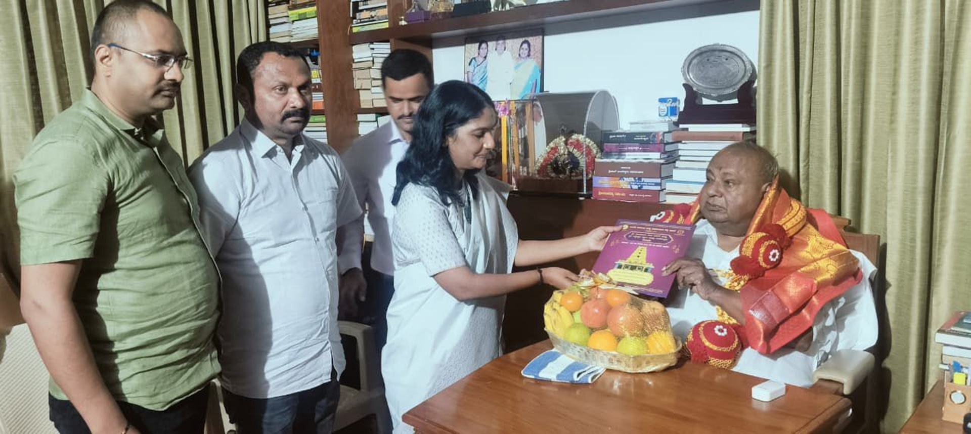 ಹಾಸನ ಜಿಲ್ಲಾಡಳಿತದ ವತಿಯಿಂದ ರಾಜ್ಯಸಭಾ ಸದಸ್ಯ ಎಚ್‌.ಡಿ. ದೇವೇಗೌಡರಿಗೆ ಜಿಲ್ಲಾಧಿಕಾರಿ ಕೆ.ಎಸ್. ಲತಾಕುಮಾರಿ ಅವರು ಹಾಸನಾಂಬ ಜಾತ್ರೋತ್ಸವದ ಆಹ್ವಾನ ನೀಡಿದರು.ಉಪ ವಿಭಾಗಾಧಿಕಾರಿ ಮಾರುತಿ ಇತರರು ಇದ್ದರು.