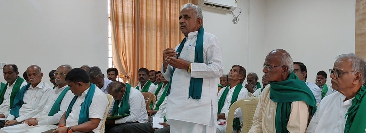 ಚಳ್ಳಕೆರೆಯ ತಾಲ್ಲೂಕು ಕಚೇರಿಯಲ್ಲಿ ಶನಿವಾರ ಆಯೋಜಿಸಿದ್ದ ಮಧ್ಯಂತರ ಬೆಳೆ ಪರಿಹಾರ ಕುರಿತ ಸಭೆಯಲ್ಲಿ ರೈತ ಮುಖಂಡ ಕೆ.ಪಿ.ಭೂತಯ್ಯ ಮಾತನಾಡಿದರು.