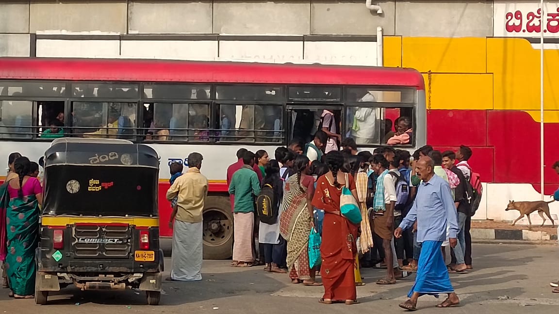 ಮೊಳಕಾಲ್ಮುರು ಪಟ್ಟಣದಲ್ಲಿ ಸಾರಿಗೆ ಸಂಸ್ಥೆ ಬಸ್‌ಹತ್ತಲು ಶತಪ್ರಯತ್ನ