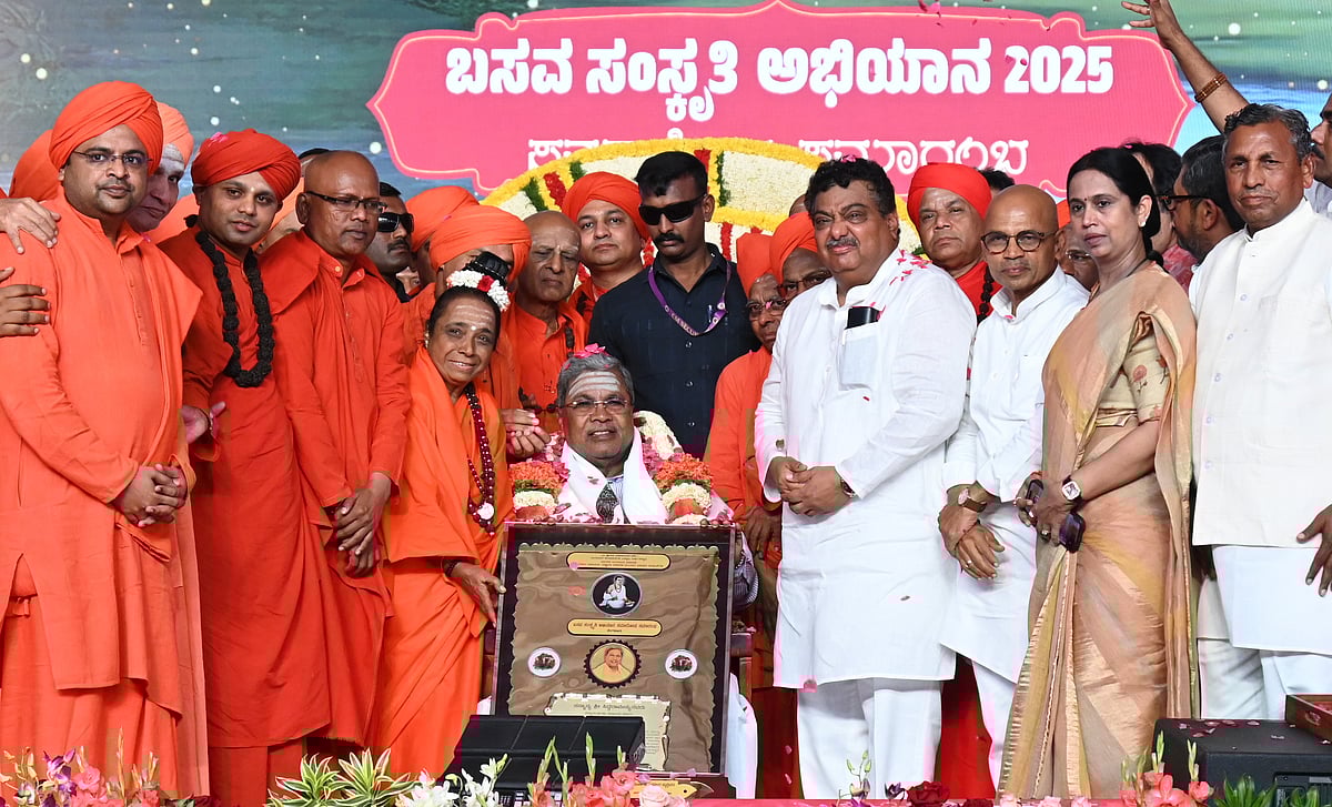 ಲಿಂಗಾಯತ ಪ್ರತ್ಯೇಕ ಧರ್ಮ ಕೂಗು ಮುನ್ನೆಲೆಗೆ: ಮಠಾಧೀಶರಿಂದ ಒಕ್ಕೊರಲ ಆಗ್ರಹ