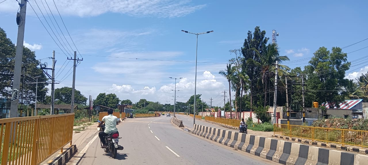 ಹನೂರು ಪಟ್ಟಣದಲ್ಲಿ ಕೆಶಿಪ್ ಯೋಜನೆಯಡಿ ನಿರ್ಮಾಣಮಾಡಿರುವ ರಸ್ತೆಯಲ್ಲಿ ವಿದ್ಯುತ್ ಕಂಬಗಳಿಗೆ ವಿದ್ಯುತ್ ಸಂಪರ್ಕ ನೀಡದೆ ಸಮಸ್ಯೆಯಾಗಿದೆ