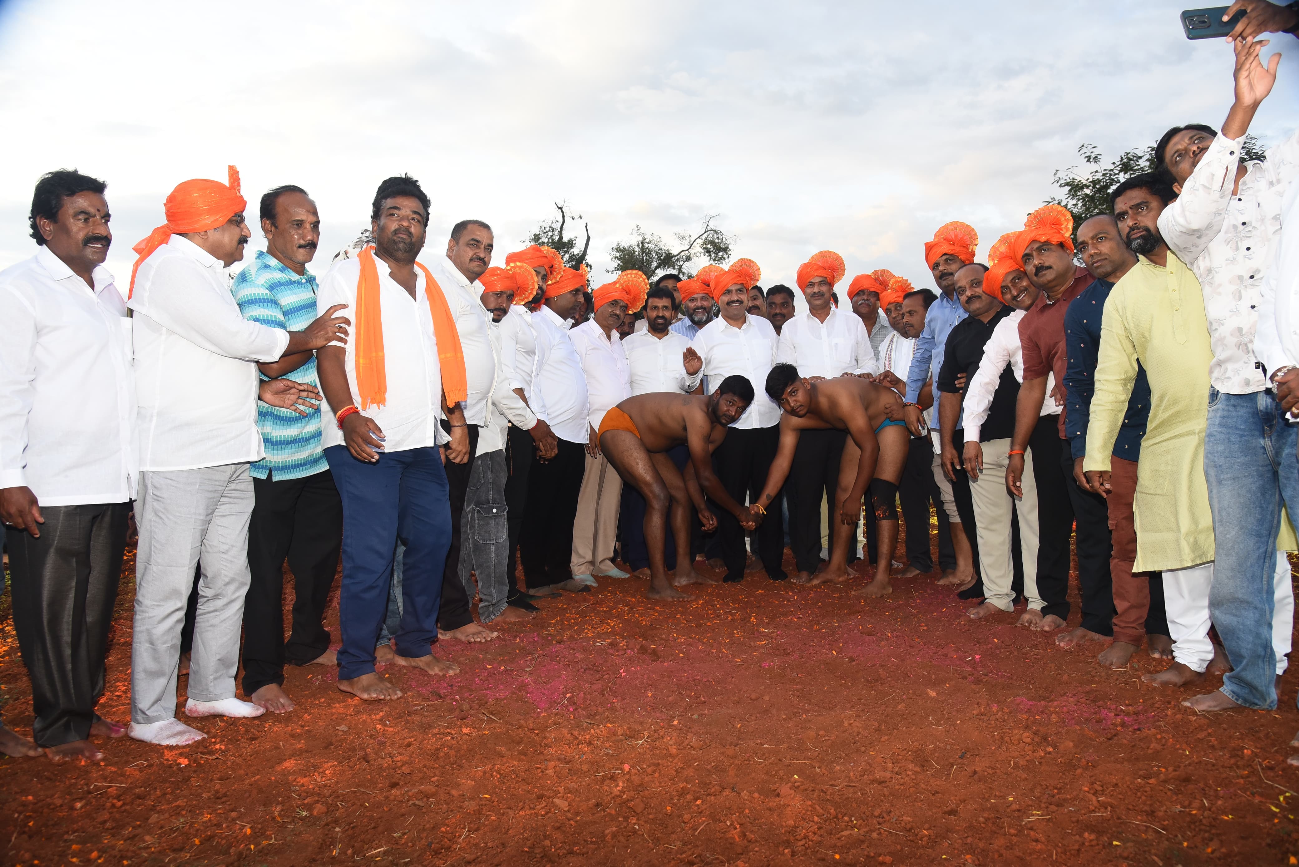ಪ್ರಧಾನಿ ನರೇಂದ್ರ ಮೋದಿ ಅವರ ಜನ್ಮದಿನದ ಅಂಗವಾಗಿ ನಂಜನಗೂಡಿನ ಶ್ರೀಕಂಠೇಶ್ವರ ದೇವಾಲಯದ ಆವರಣದಲ್ಲಿ ಭಾನುವಾರ ಏರ್ಪಡಿಸಿದ್ದ ಕುಸ್ತಿ ಪಂದ್ಯಾವಳಿಗೆ ಬಿ.ವೈ.ವಿಜೇಂದ್ರ ಚಾಲನೆ ನೀಡಿದರು