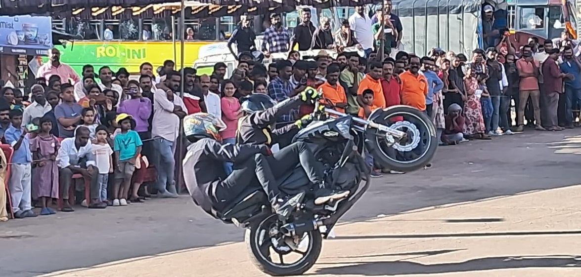 ಜಿಲ್ಲೆಯ ನುರಿತ ಬೈಕ್ ಸವಾರರಿಂದ ರೋಮಾಂಚಕ ಸಾಹಸ ಪ್ರದರ್ಶನ ನಡೆಯಿತು.