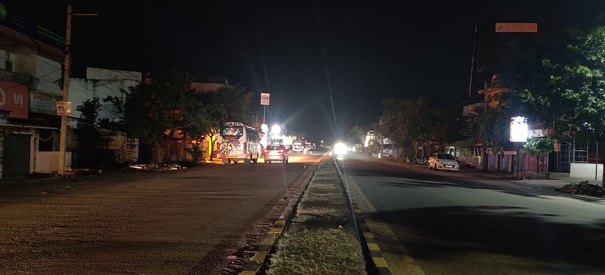 ಚಾಮರಾಜನಗರ | ಕತ್ತಲಲ್ಲಿ ಮುಳುಗಿದ ನಗರ: ಬೆಳಕಿಲ್ಲದ ಹೆದ್ದಾರಿಗಳು, ಸಂಚಾರ ದುಸ್ತರ