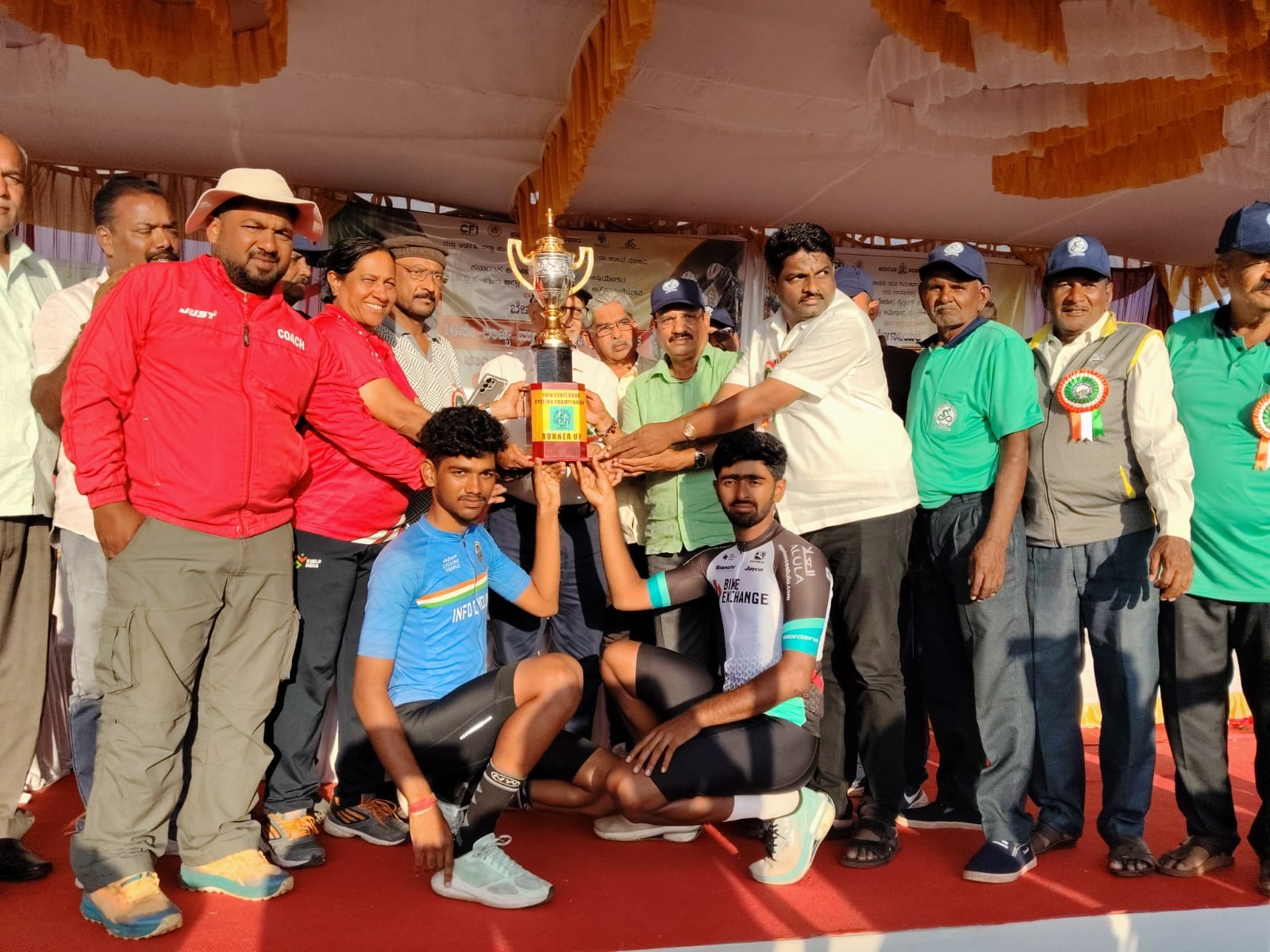 ಬೆಳಗಾವಿಯಲ್ಲಿ ಭಾನುವಾರ ನಡೆದ 16ನೇ ರಾಜ್ಯ ರಸ್ತೆ ಸೈಕ್ಲಿಂಗ್‌ ಚಾಂಪಿಯನ್‌ಷಿಪ್‌ನ ಮಾಸ್ಡ್‌ ಸ್ಟಾರ್ಟ್‌ನಲ್ಲಿ ಪುರುಷರ ವಿಭಾಗದಲ್ಲಿ ಚಾಂಪಿಯನ್‌ ಆದ ಬಾಗಲಕೋಟೆ ತಂಡಕ್ಕೆ ಟ್ರೋಫಿ ಪ್ರದಾನ ಮಾಡಲಾಯಿತು