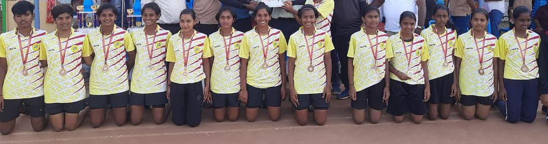 ಧಾರವಾಡದಲ್ಲಿ ನಡೆದ ಹಾಕಿ ಕ್ರೀಡಾಕೂಟದಲ್ಲಿ ಬಾಲಕಿಯರ ವಿಭಾಗದಲ್ಲಿ (17 ವರ್ಷ ವಯೋಮಿತಿ) ಪ್ರಥಮ ಸ್ಥಾನ ಪಡೆದ ಧಾರವಾಡದ ಯೂನಿವರ್ಸಿಟಿ ಪಬ್ಲಿಕ್ ಶಾಲೆ ತಂಡ.