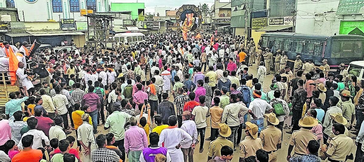 ರಾಣೆಬೆನ್ನೂರು ಕಾ ರಾಜಾ: ಅದ್ದೂರಿ ಶೋಭಾಯಾತ್ರೆ; ಮೆರುಗು ತಂದ ಕಲಾ ತಂಡಗಳು