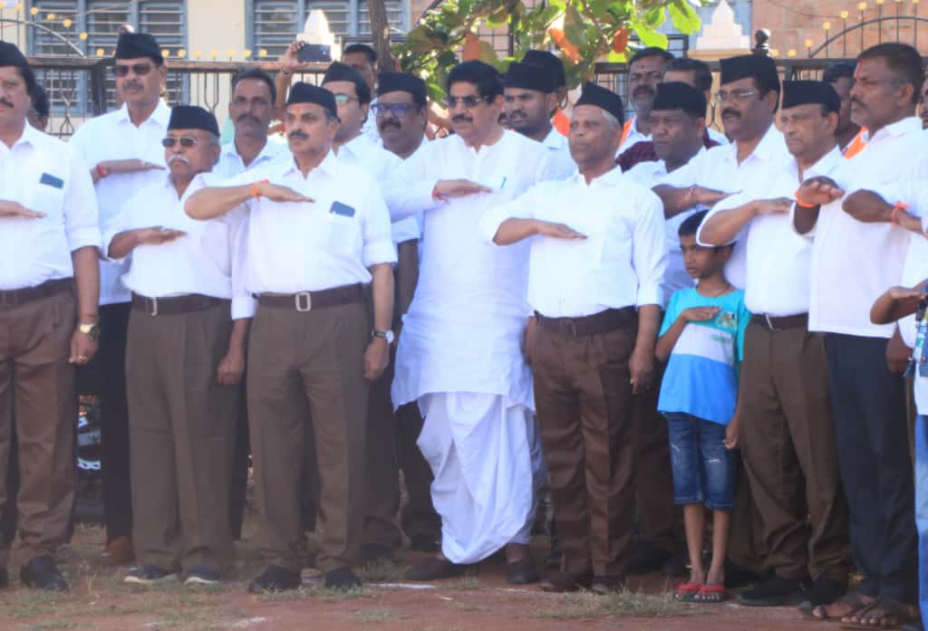 ಬಾಗಲಕೋಟೆಯಲ್ಲಿ ಭಾನುವಾರ ನಡೆದ ಪಥ ಸಂಚಲನ ಸಂದರ್ಭದಲ್ಲಿ ಗಣವೇಷಧಾರಿಗಳಾಗಿದ್ದ ನಾರಾಯಣ ಭಾಂಡಗೆ ವೀರಣ್ಣ ಚರಂತಿಮಠ