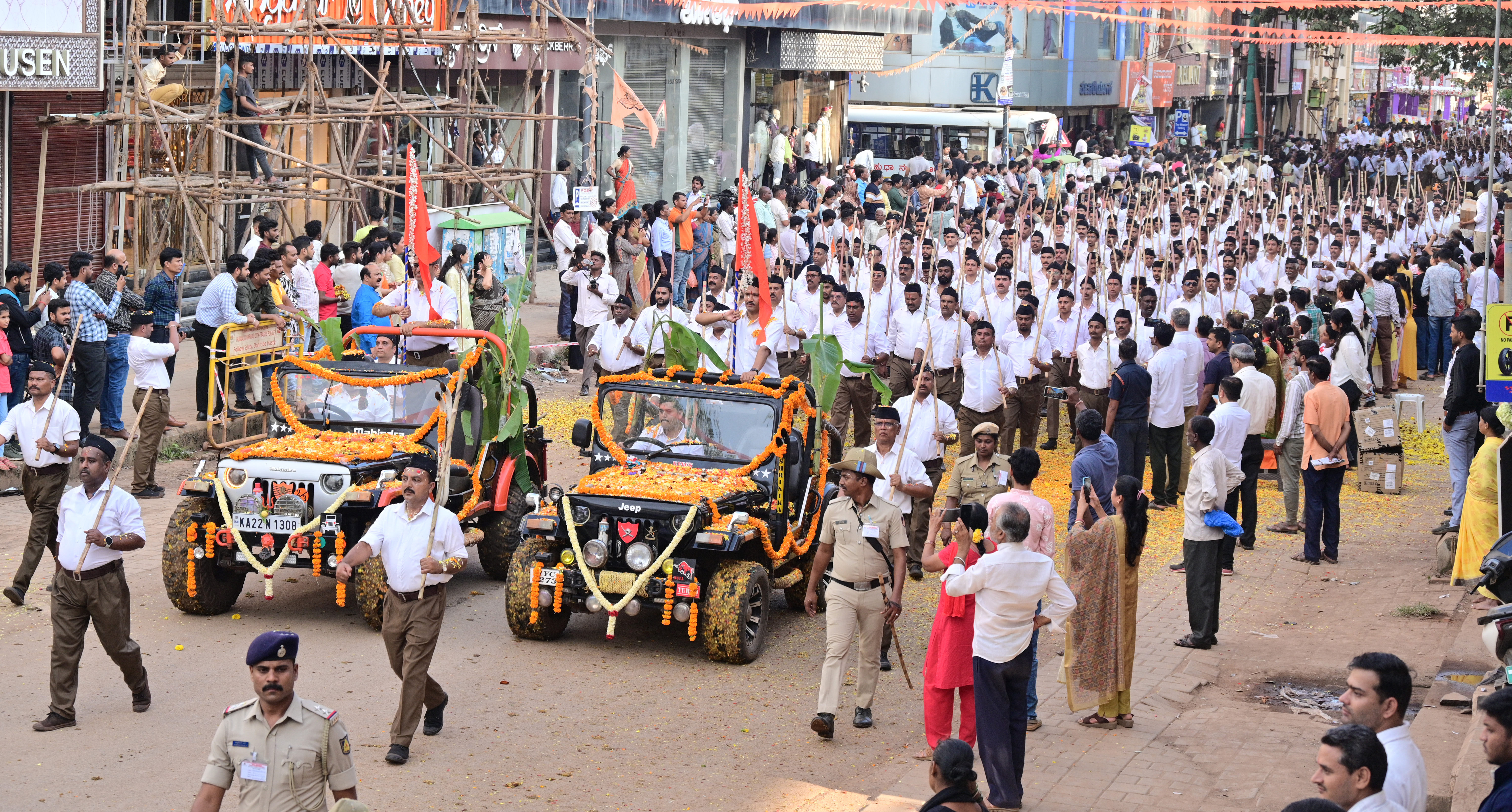 ರಾಷ್ಟ್ರೀಯ ಸ್ವಯಂ ಸೇವಕ ಸಂಘದ (ಆರ್‌ಎಸ್‌ಎಸ್‌) ಶತಾಬ್ದಿ ವರ್ಷ ಹಾಗೂ ವಿಜಯದಶಮಿ ಪ್ರಯುಕ್ತ ಹುಬ್ಬಳ್ಳಿಯಲ್ಲಿ ಭಾನುವಾರ ಸಂಘದ ಗಣ ವೇಷಧಾರಿಗಳು ಪಥಸಂಚಲನ ನಡೆಸಿದರು
