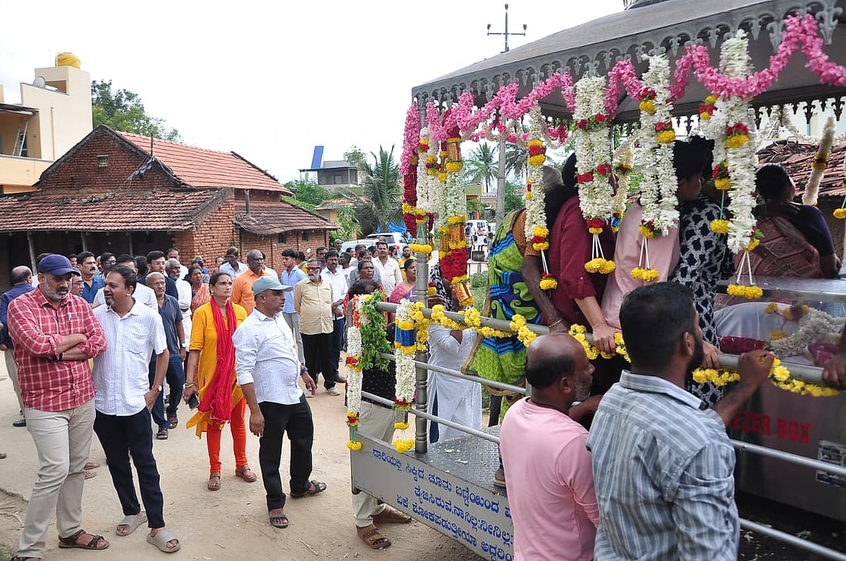 ಅಕ್ಕನ ಊರು ಮಾದನಾಯಕನಹಳ್ಳಿಯ ತೋಟದಲ್ಲಿ  ಸಾಹಿತಿ ಮೊಗಳ್ಳಿ ಗಣೇಶ್‌ ಅಂತ್ಯಕ್ರಿಯೆ